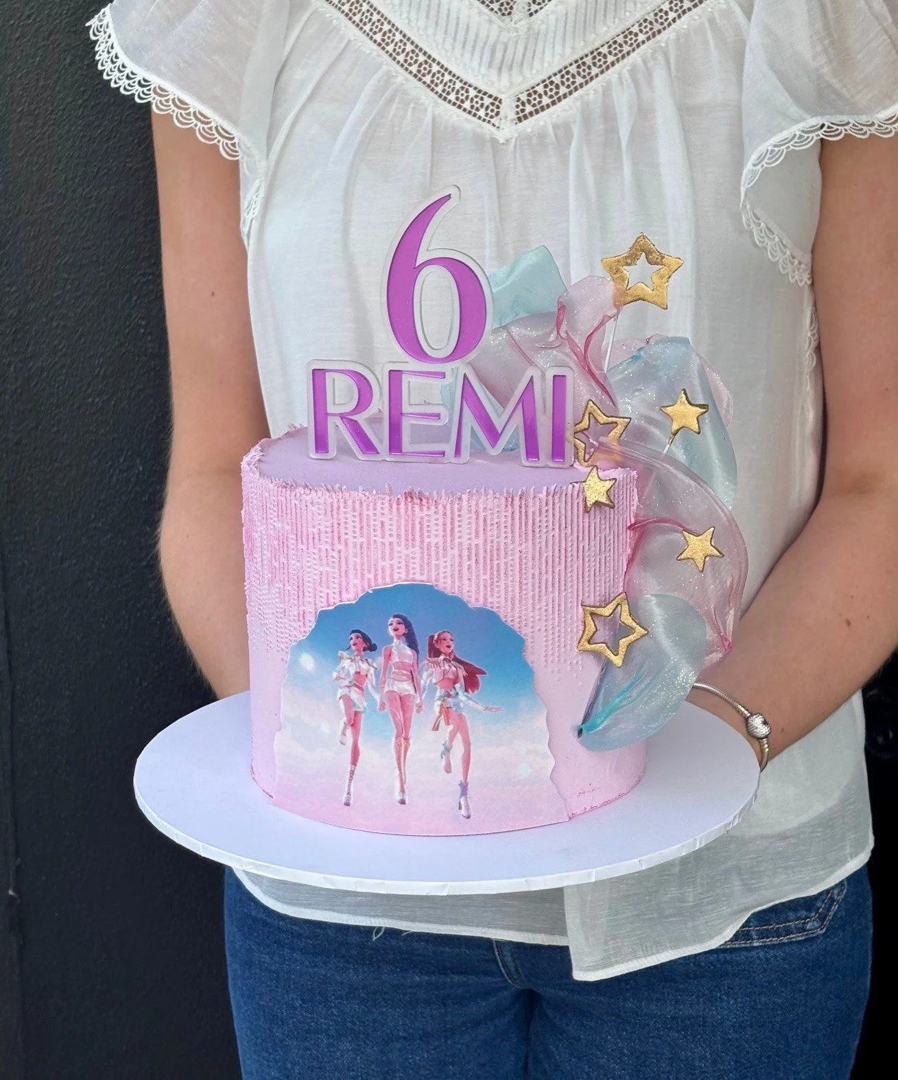 vanillapod-cakesbrisbane-vanillapodspecialtycakes-bakery-bakerybrisbane-DemonHuntersCake-6thbirthdaycake-Fun6thbirthdaycake-girls6thbirthdaycake.jpg
