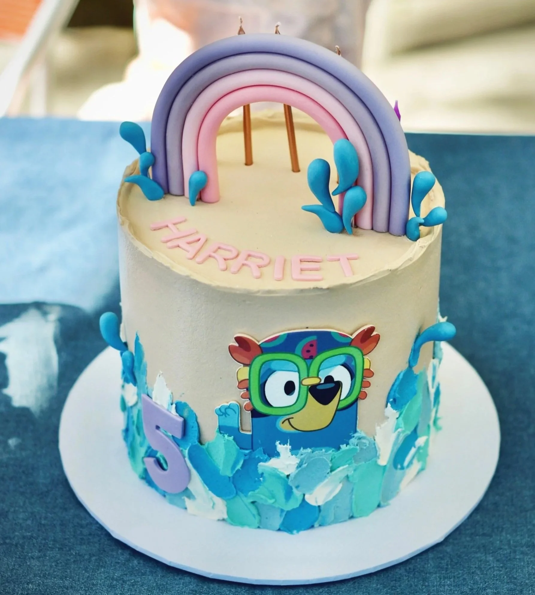 vanillapodspecialtycakes-bespokecakes-noveltycakes-buttercreamcake-weddingcake-corporatecakes-brisbanecakes-vanillapod-noveltycakes-bluey-blueypoolparty-blueycake-rainbowcake-thecalile%2B%25281%2529.jpg