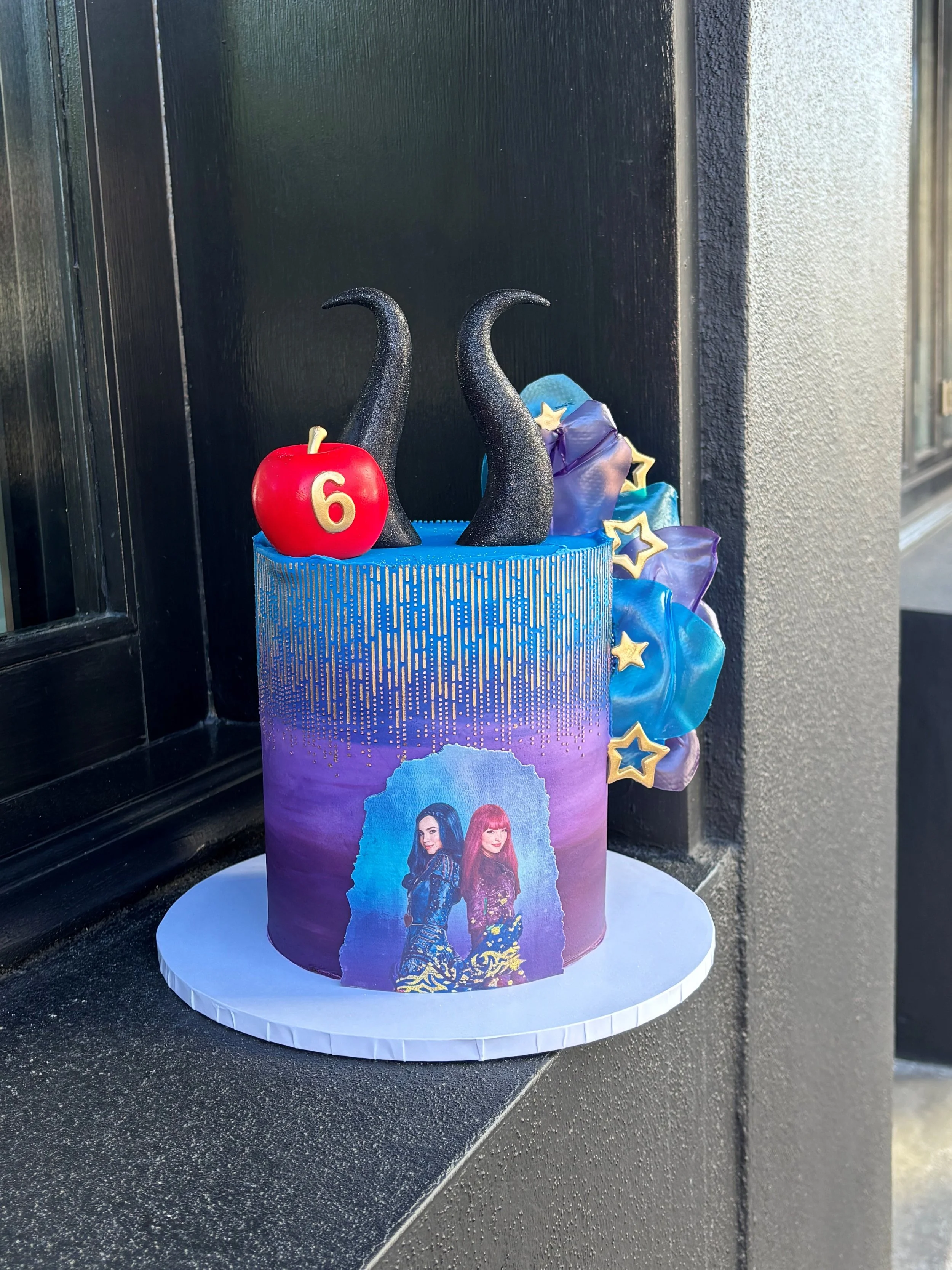vanillapodspecialtycakes-bespokecakes-birthdaycakes-brisbanecakes-buttercreamcakes-brisbanecatering-kidscakes-descendants-childrensbirthdayparty.jpg
