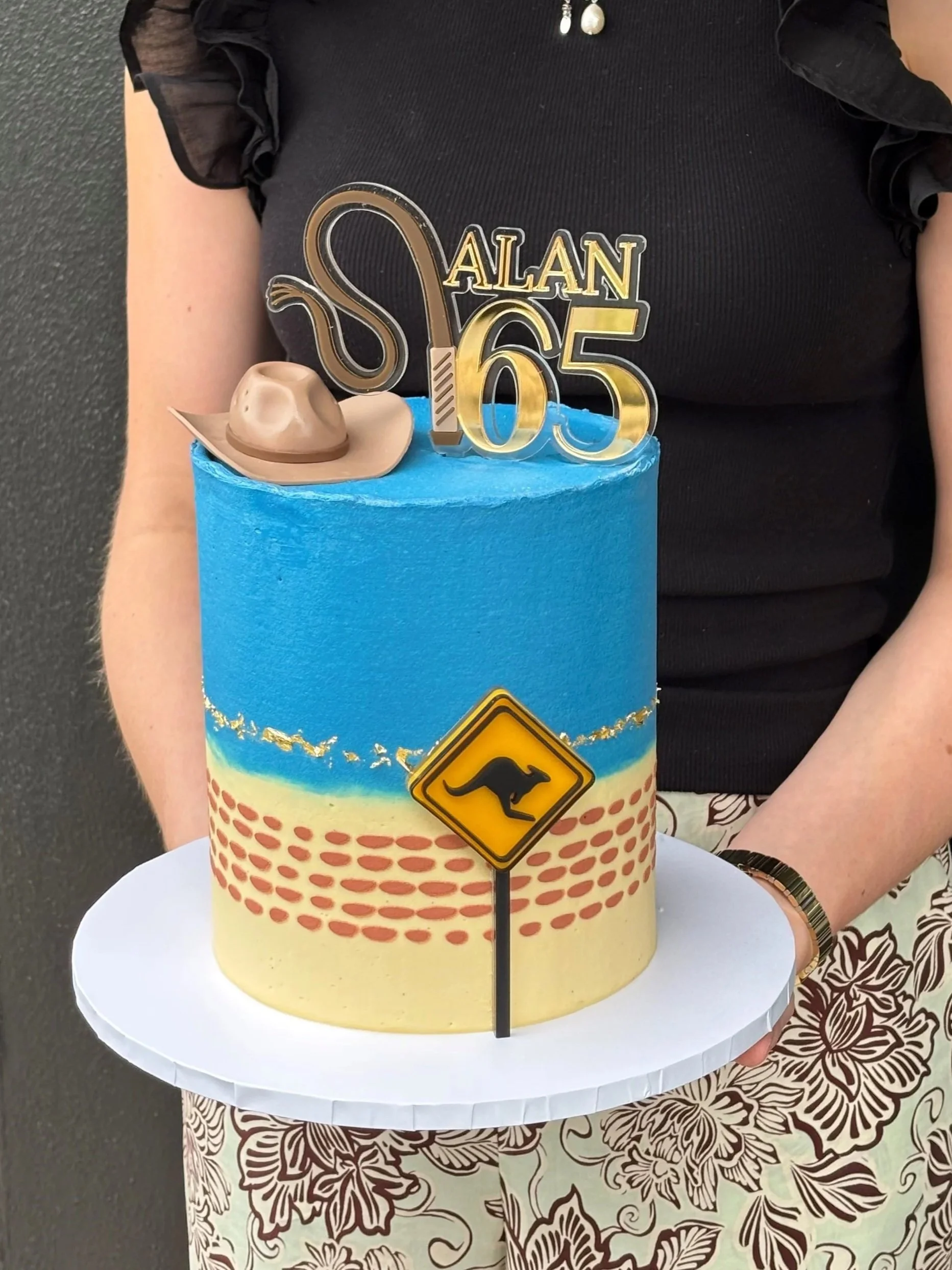 Australianthemecake-whip-hat-akubra-+vanillapod-vanillapodspecialtycakes-bakery-bakerynearme-vanillabuttercake-buttercreamcake-bespokecake-customcakesbrisbane.jpg