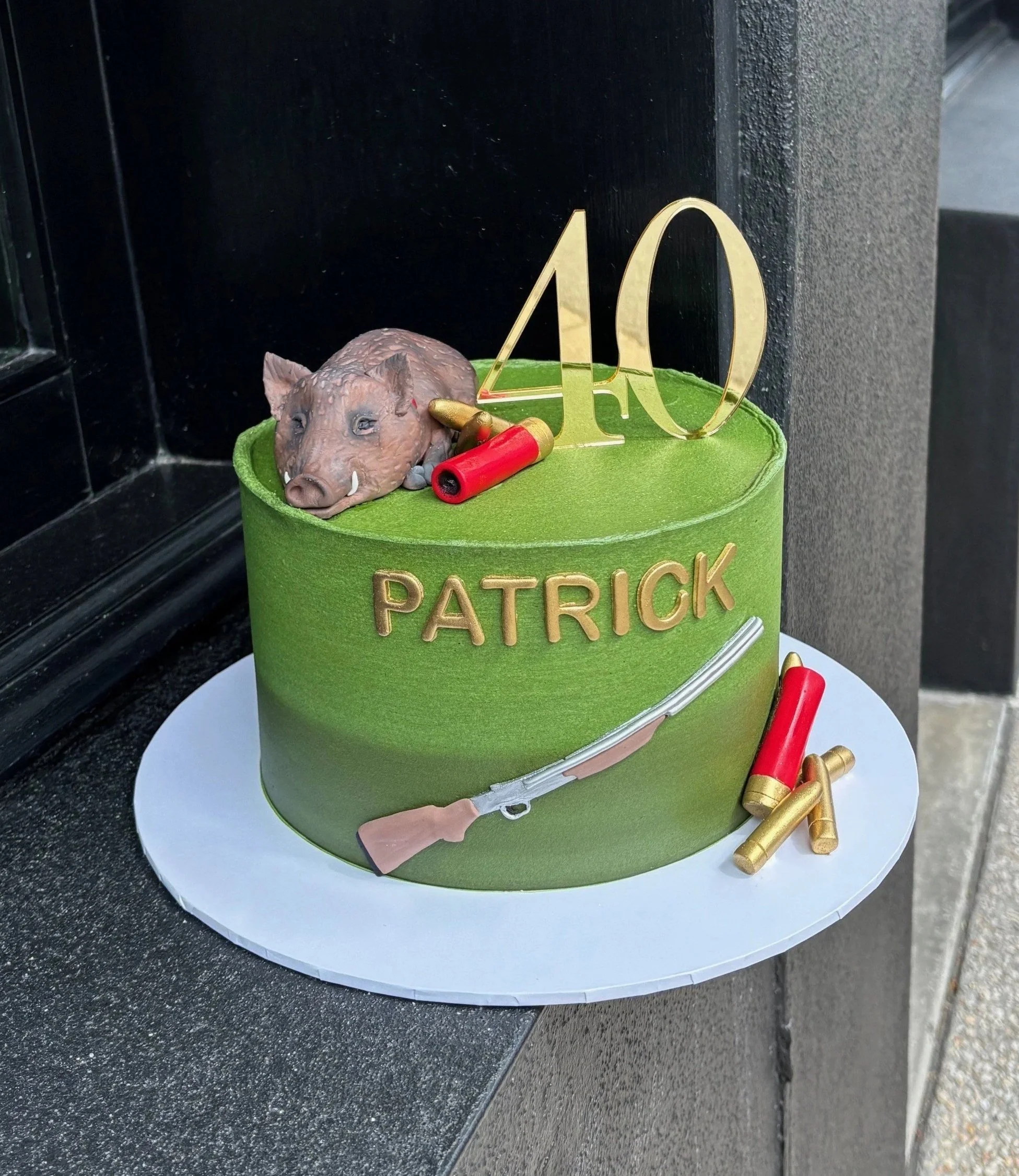 vanillapodspecialtycakes-noveltycake-pigchasing-pigchasingcake-40thbirthday-brisbanecakes-birthdaycake-buttercreamcake.jpg