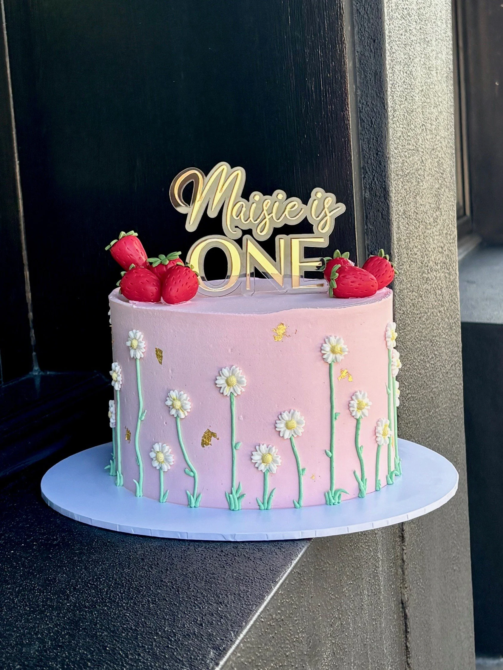 vanillapodspecialtycakes-noveltycake-kidscakes-brisbanecakes-birthdaycake-buttercreamcake-strawberries-strawberrycake-daisycake.jpg