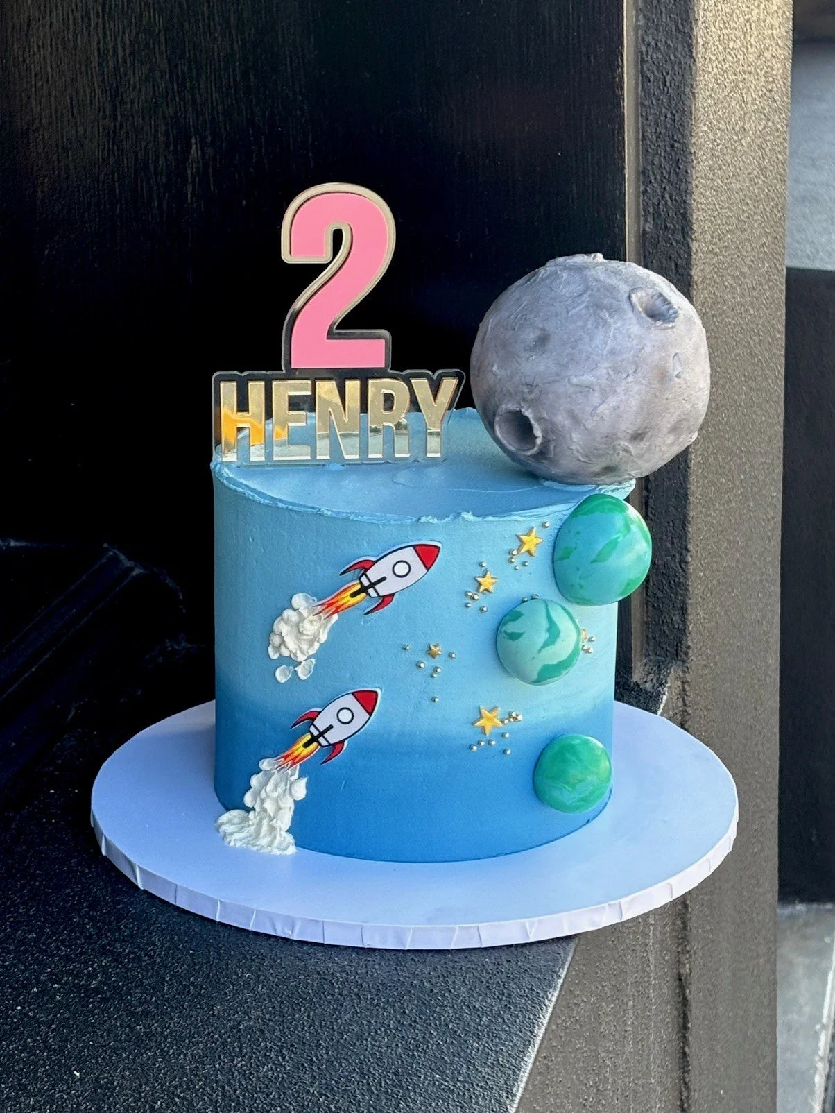 vanillapodspecialtycakes-noveltycake-kidscakes-brisbanecakes-birthdaycake-buttercreamcake-tothemoon-planetcake-solarsystemcake-rocketparty.jpg
