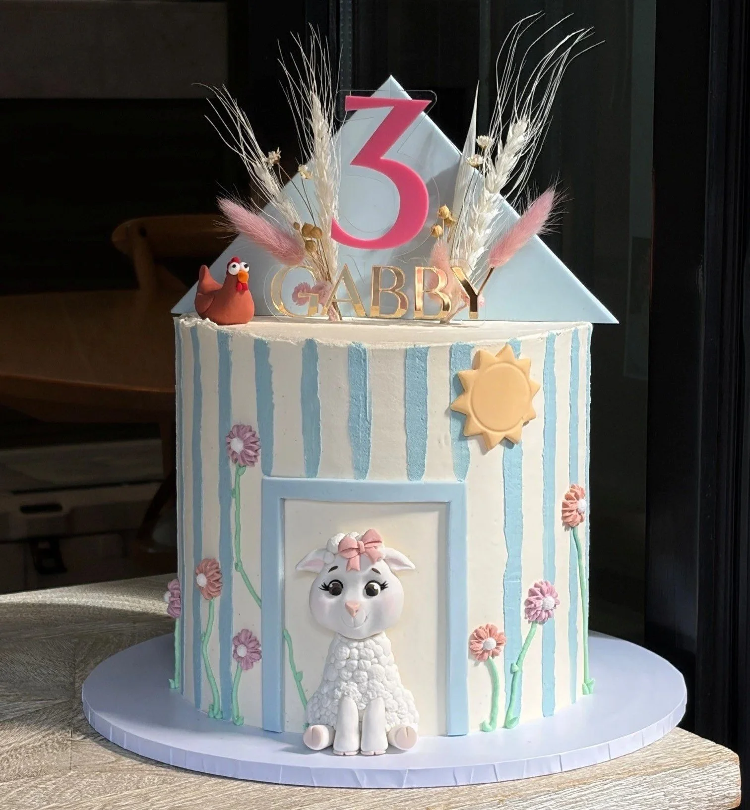 vanillapod-buttercreamcake-vanillapodspecialtycakes-brisbanecakes-3rdbirthdayake-farmthemecake-littlelambcake-prettygirlsbirthdaycake.jpg