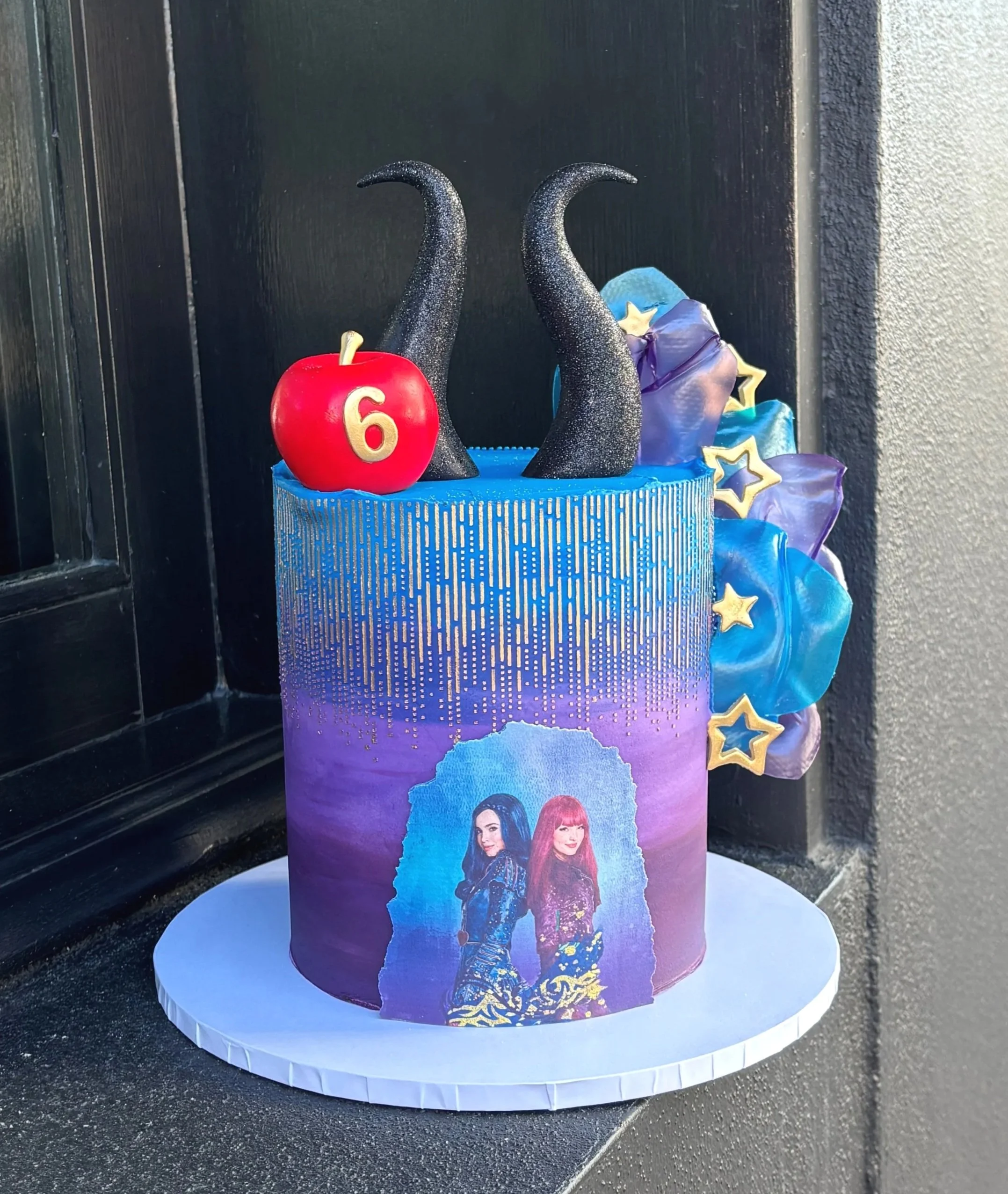 vanillapodspecialtycakes-bespokecakes-birthdaycakes-brisbanecakes-buttercreamcakes-brisbanecatering-kidscakes-descendants-childrensbirthdayparty.jpg