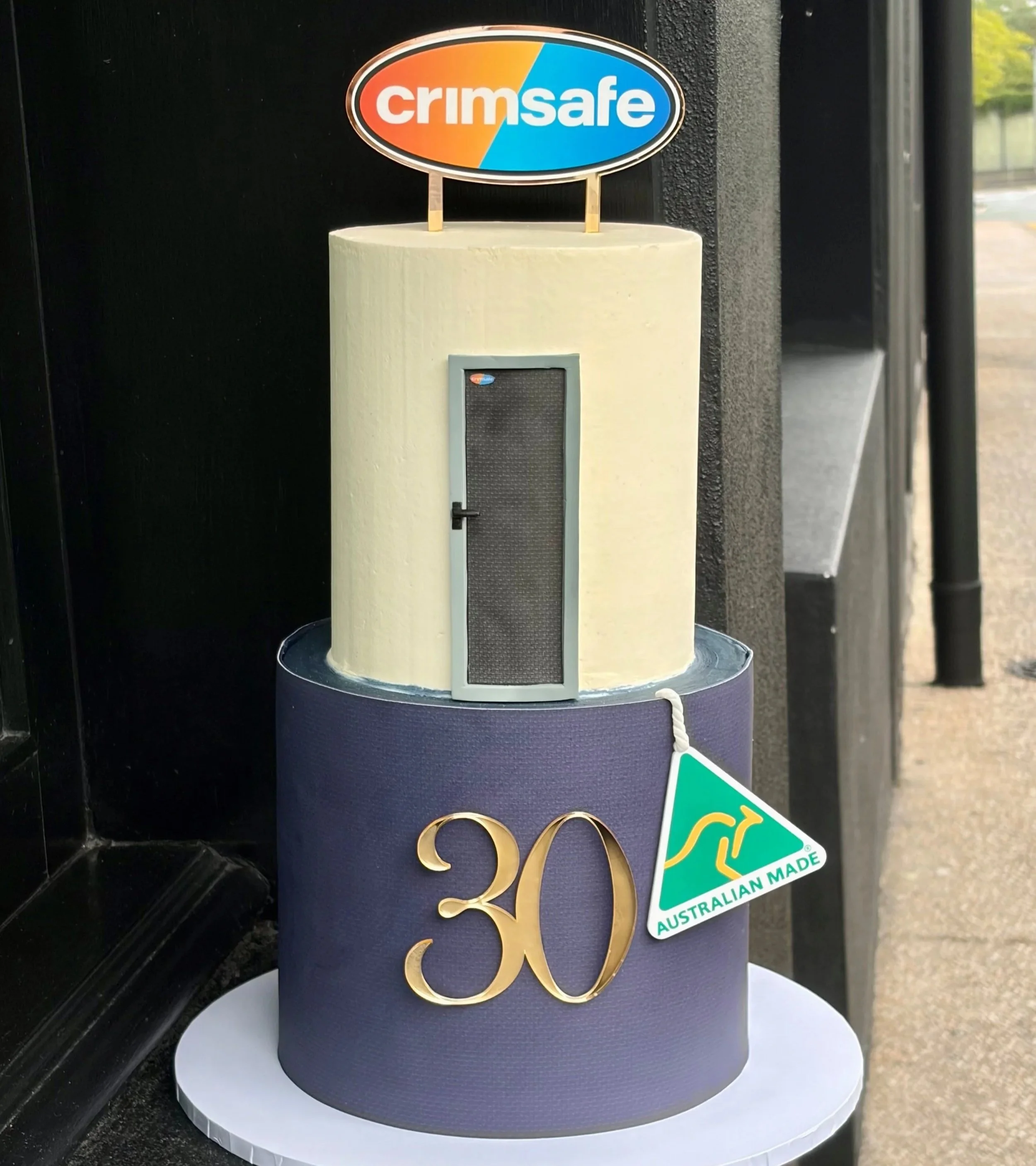 vanillapod-buttercreamcake-vanillapodspecialtycakes-brisbanecakes-corporatecakes-Crimsafecake-Crimsafe30years-2tiercorporatecake.jpg