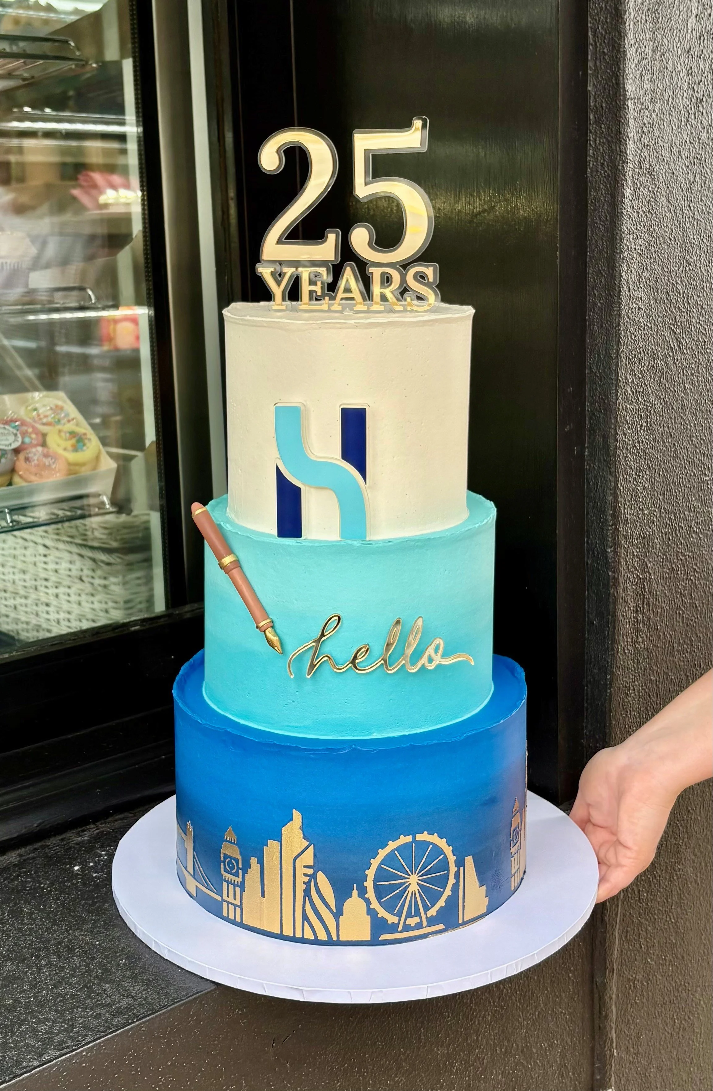 HighStreetUnderwriting-vanillapodspecialtycakes-brisbanecakes-corporatecakes-brisbanecorporateevents-customshouse-tieredcake-25thanniversary.jpg