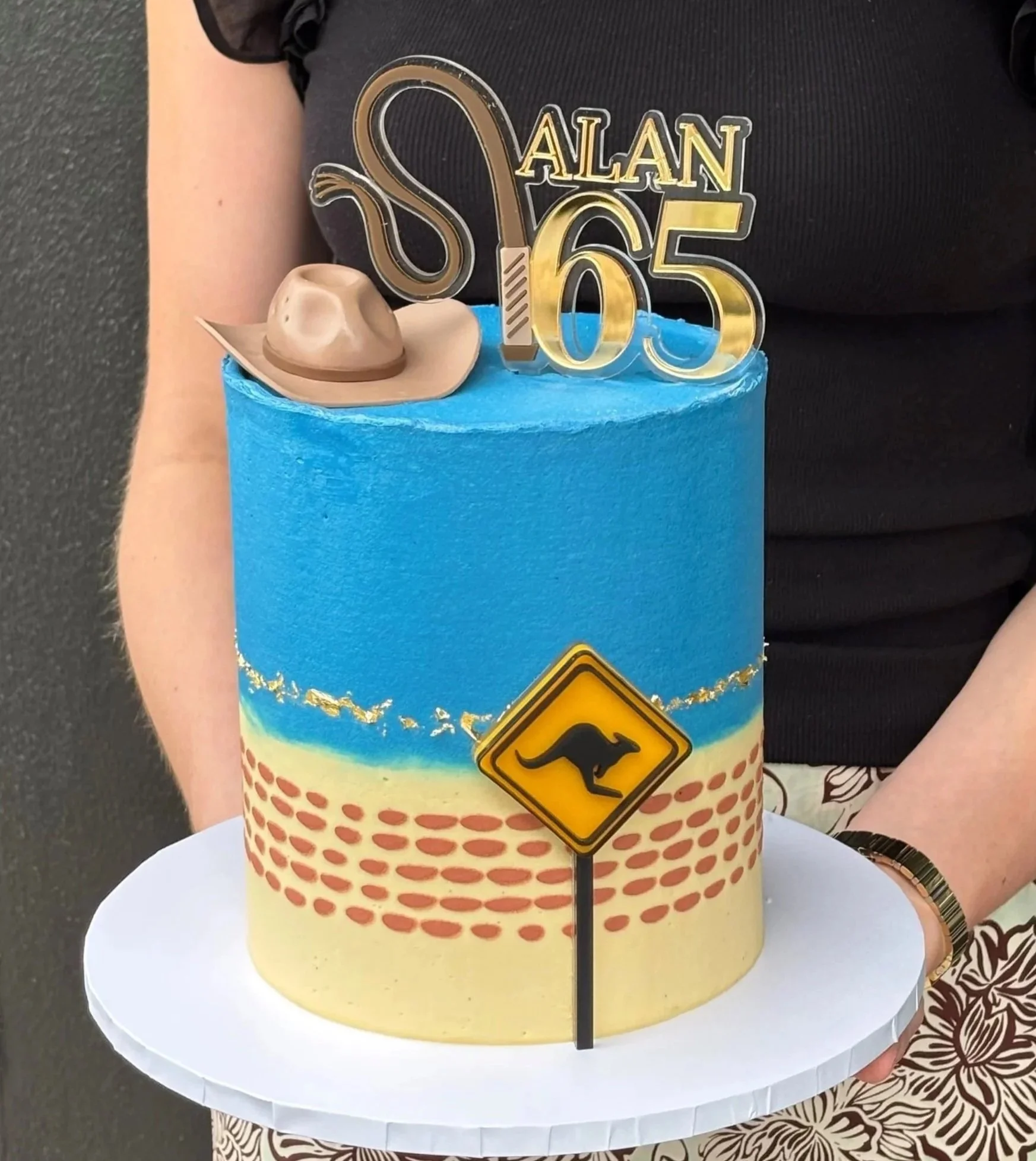 Australianthemecake-whip-hat-akubra-%2Bvanillapod-vanillapodspecialtycakes-bakery-bakerynearme-vanillabuttercake-buttercreamcake-bespokecake-customcakesbrisbane.jpg