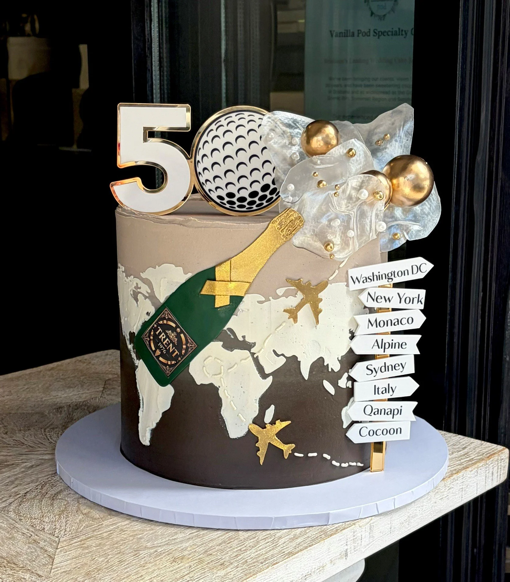 vanillapod-buttercreamcake-vanillapodspecialtycakes-brisbanecake-50thbirthdaycake-champagne50thcake-travethemecake-goldthemecake-gold50thcake.jpg