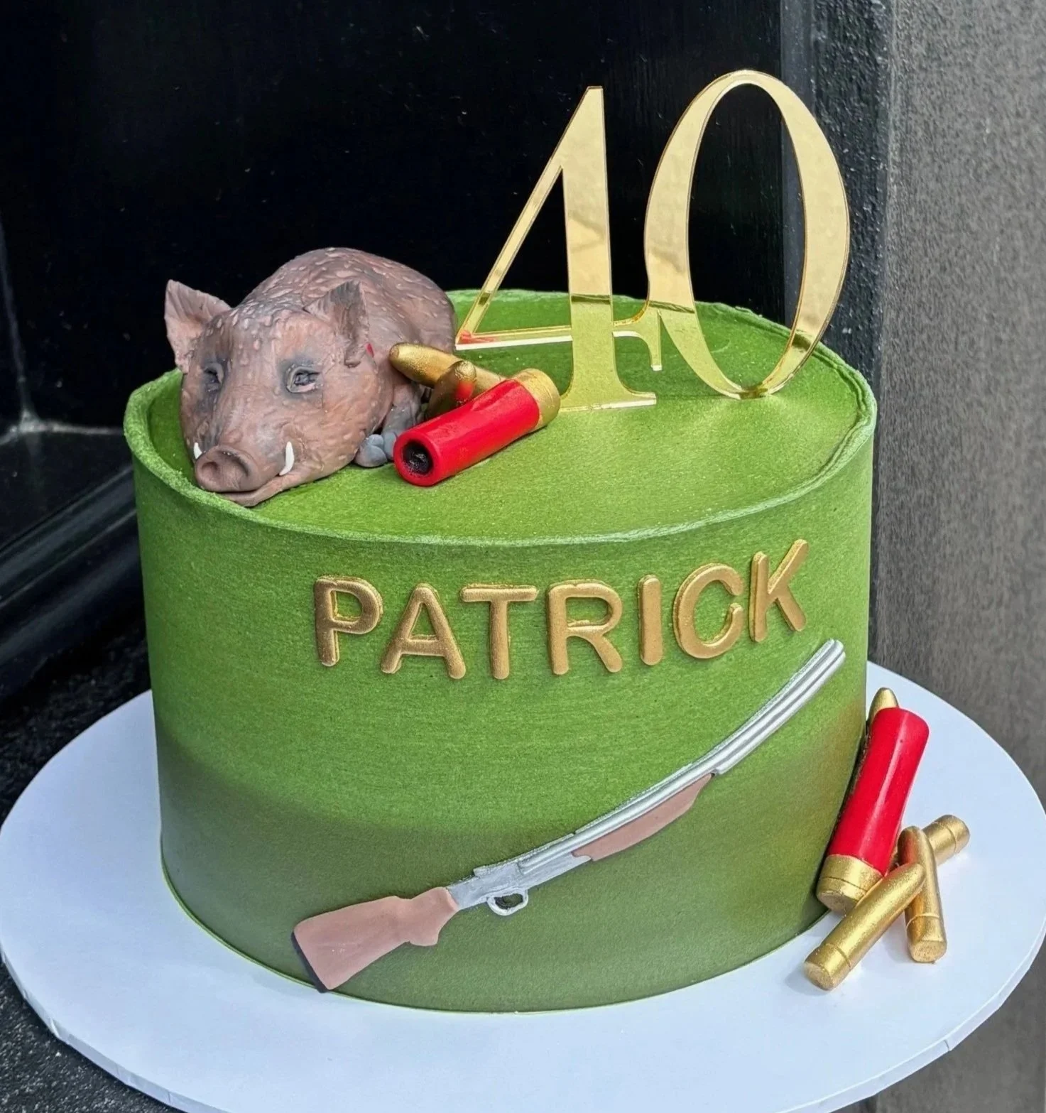 vanillapodspecialtycakes-noveltycake-pigchasing-pigchasingcake-40thbirthday-brisbanecakes-birthdaycake-buttercreamcake.jpg