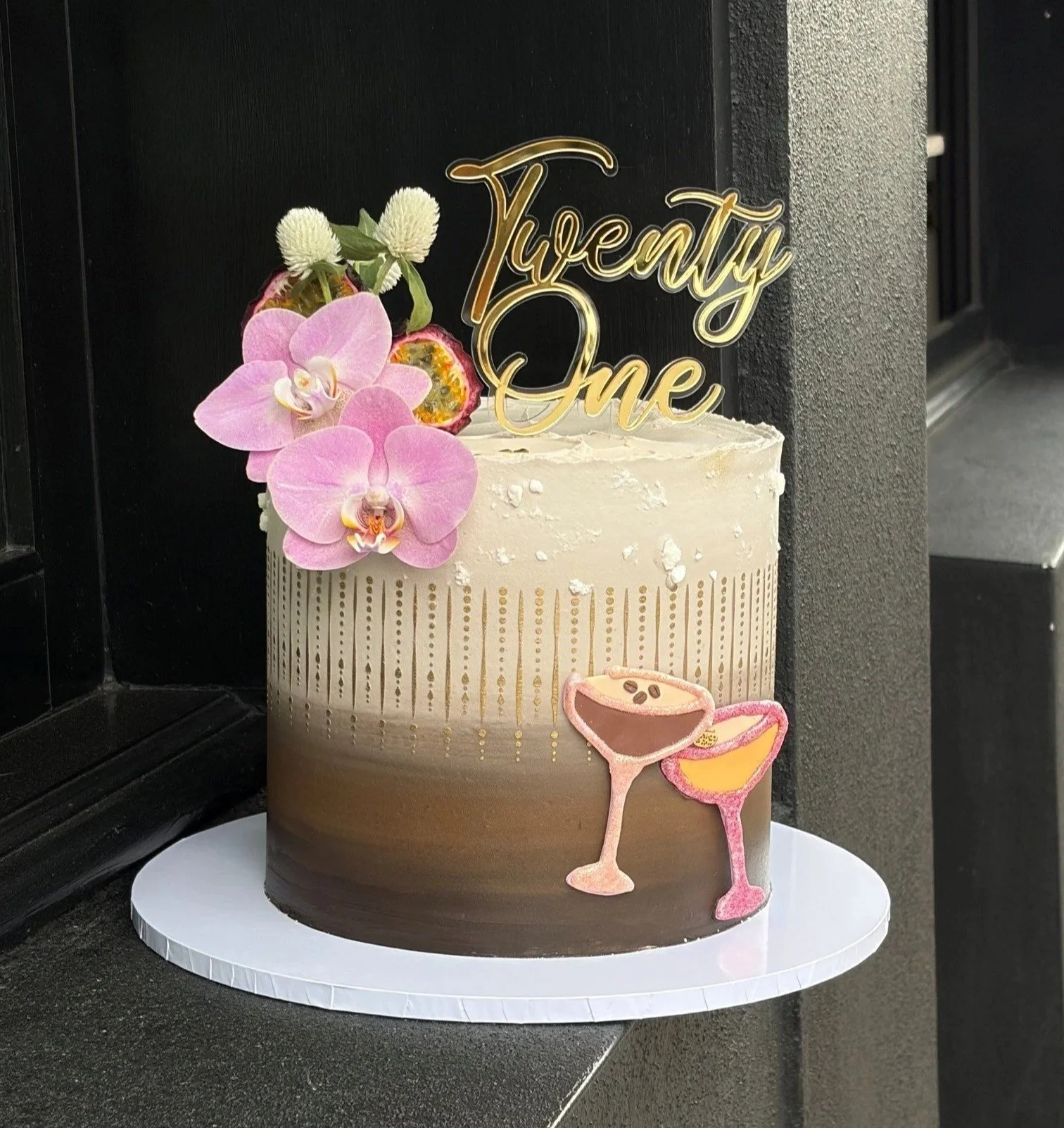vanillapodspecialtycakes-brisbanecakes-factory51-goldjoyasstencil-passionfruitmartini-espressomartini-pornstarmartini-brisbaneparty-brisbanebirthdaycakes-21stcake-floralcake.jpg
