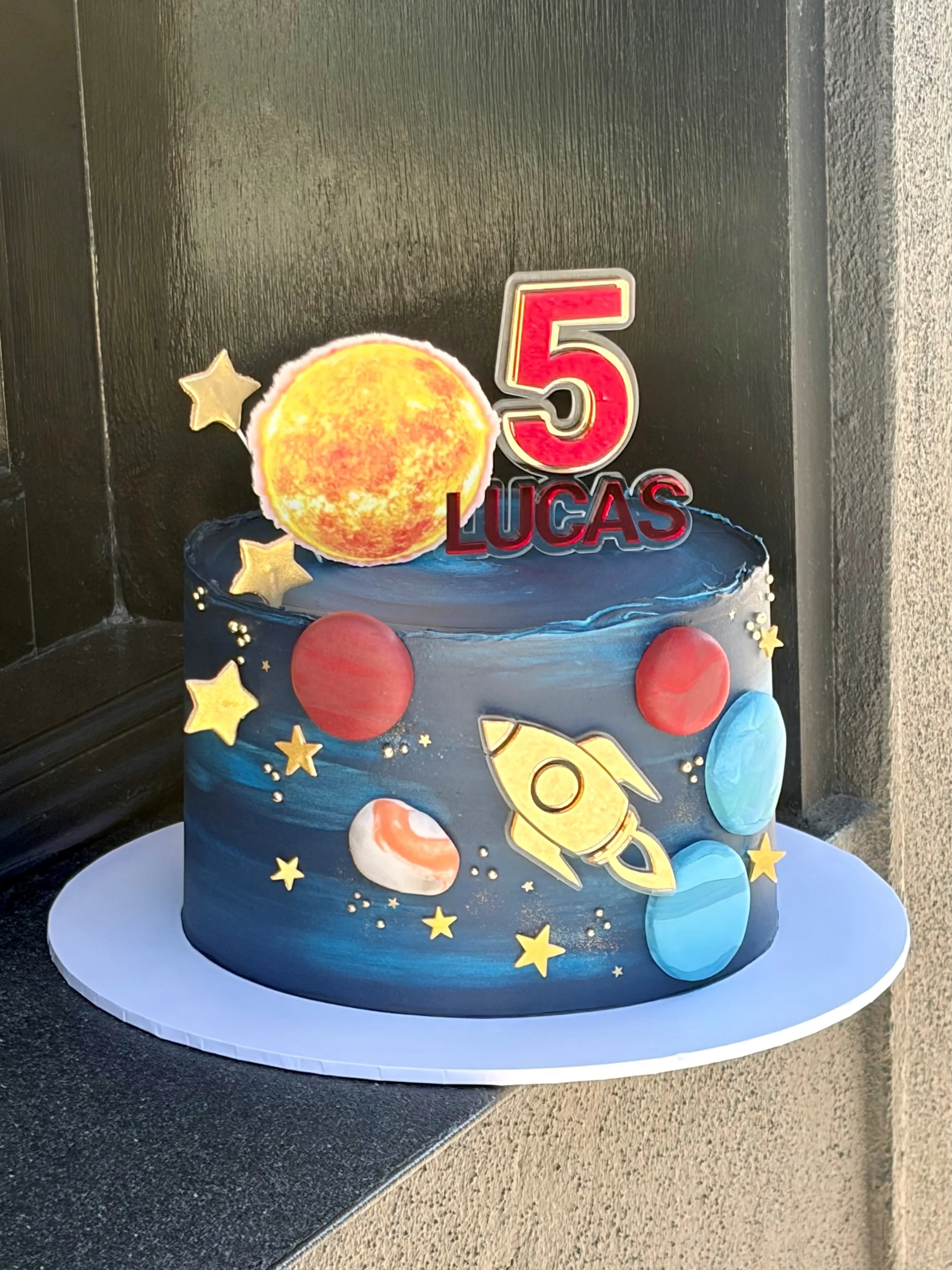 vanillapod-buttercreamcake-vanillapodspecialtycakes-brisbanecake-5thbirthdaycake-planetthemecake.jpg