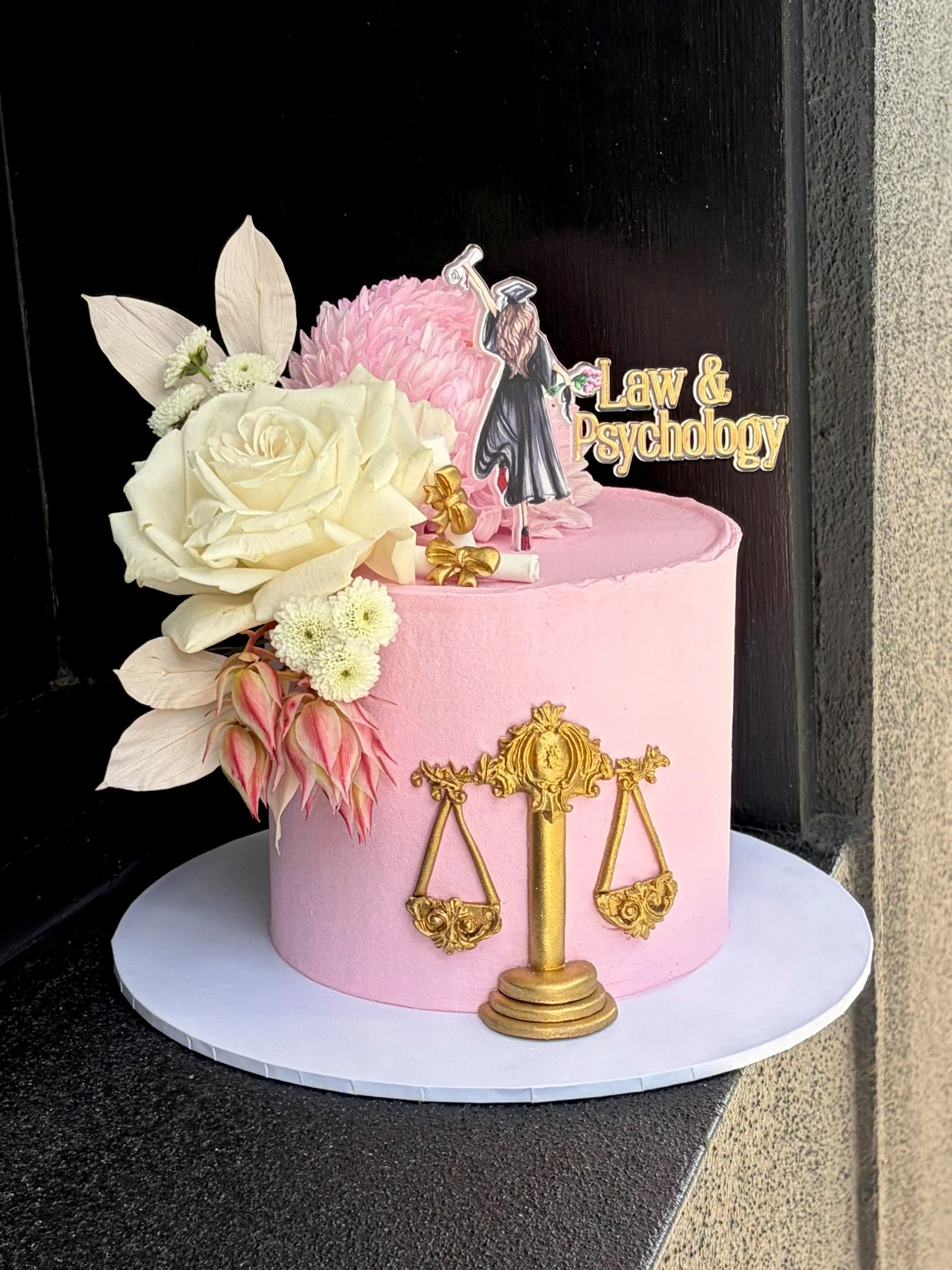 vanillapod-buttercreamcake-vanillapodspecialtycakes-brisbanecake-graduationcake-Girlsgraduationcakebrisbane-pinkgradcake.jpg