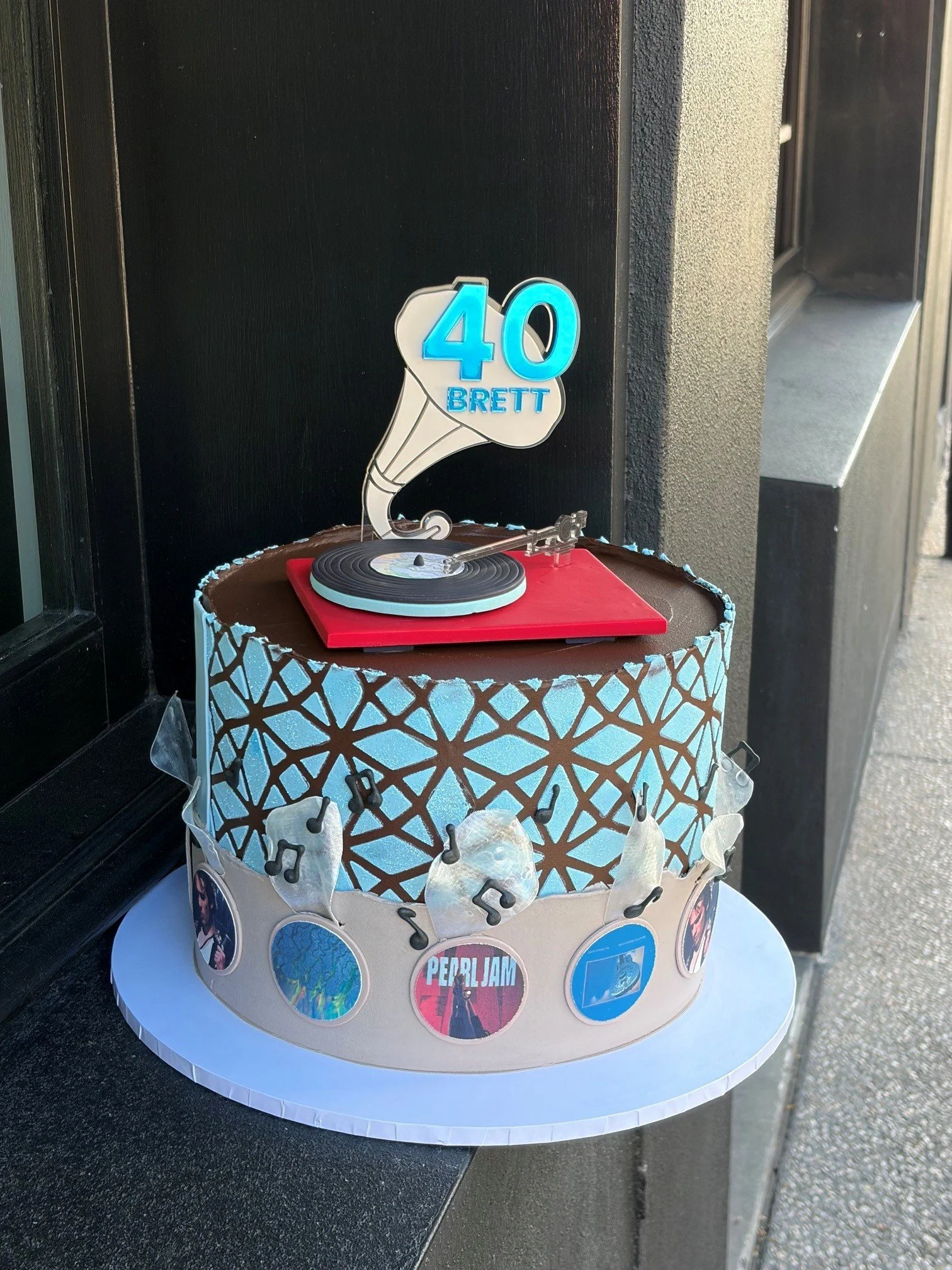 vanillapod-buttercreamcake-vanillapodspecialtycakes-brisbanecake-recordplayercake-retrothemecakebrisbane-musicthemecakebrisbane-recordplayerthemecake-40thcakebrisbane-pearljamcake.jpg