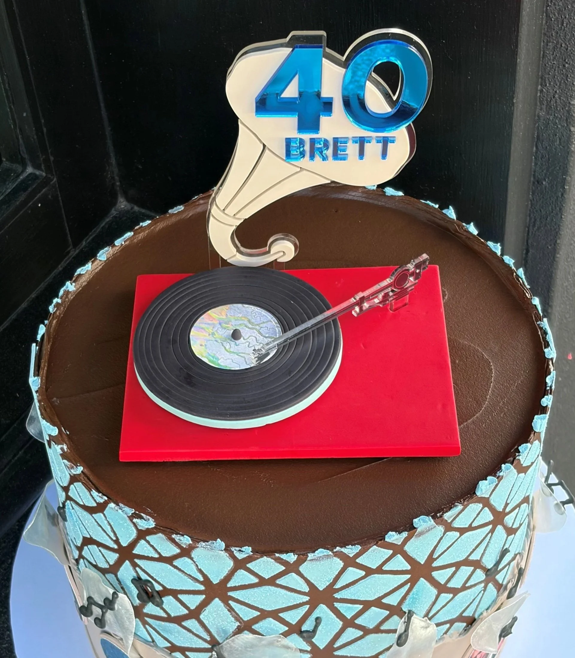 vanillapod-cakesbrisbane-vanillapodspecialtycakes-bakery-bakerybrisbane-pinkabstrictbuttercream-3Drecordplayercake-recordplayercake.jpg