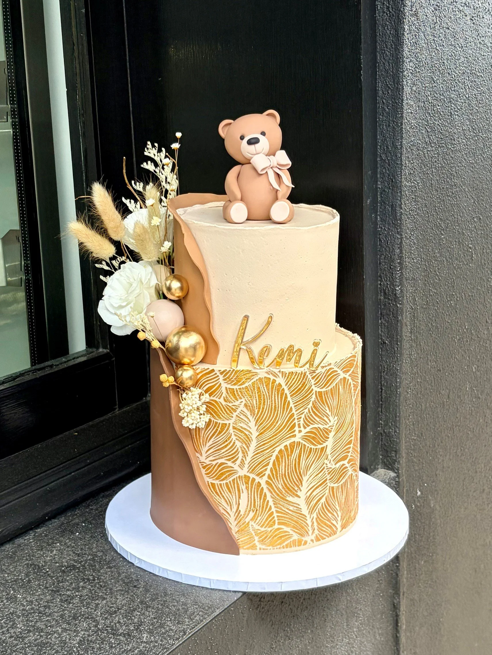 vanillapod-buttercreamcake-vanillapodspecialtycakes-brisbanecakes-brisbanedesigner-bespokecakes-kidscakes-weddingcakes-buttercreamcake-teddybearcake-goldcakestencil-namingceremonycake.jpg