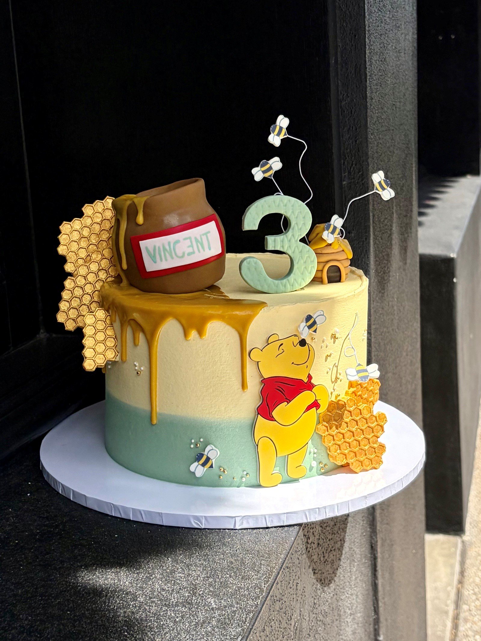 vanillapod-buttercreamcake-vanillapodspecialtycakes-brisbanecakes-brisbanedesigner-bespokecakes-kidscakes-weddingcakes-buttercreamcake-winniethepoohcake.jpg