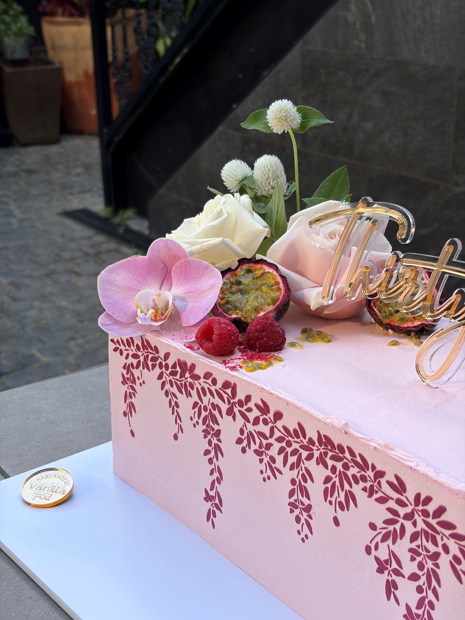 vanillapod-buttercreamcake-vanillapodspecialtycakes-brisbanecakes-brisbanebirthdaycakes-50thcake-21stcake-floralcake-longrectanglecake-stencilcake-passionfruitcake-vanillabuttercake.jpg
