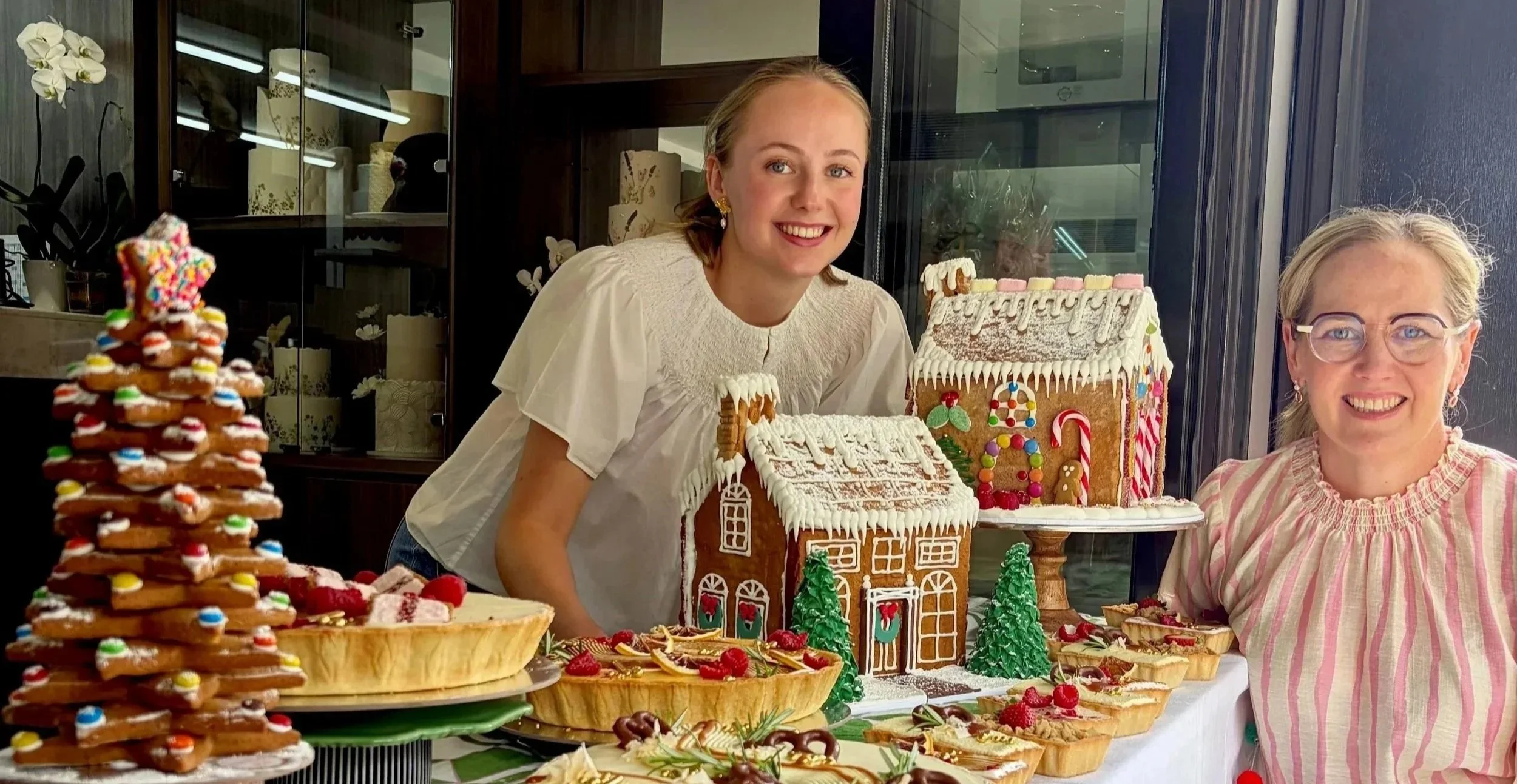 vanillapodspecialtycakes-christmastart-brisbanechristmas-christmascatering-vanillapod-gingerbreadhouse-gingerbread-lemontart-neenishtart-banoffeetart-christmastable.jpg