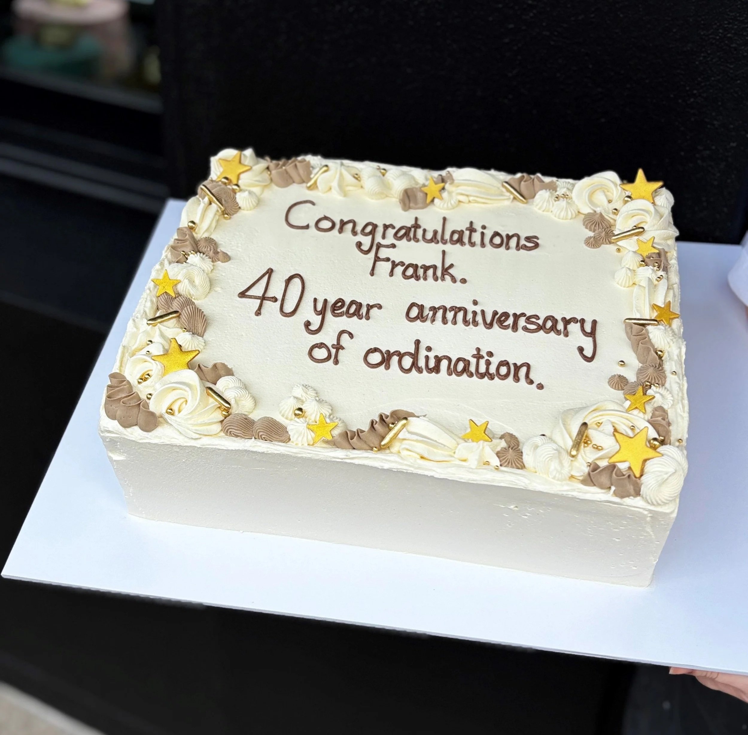 dvanillapodspecialtycakes-vanillapod-birthdaycake-brisbanecakes-buttercreamcake-slabcake-goldenstarscake-retirementcake-birthdaycake.jpg