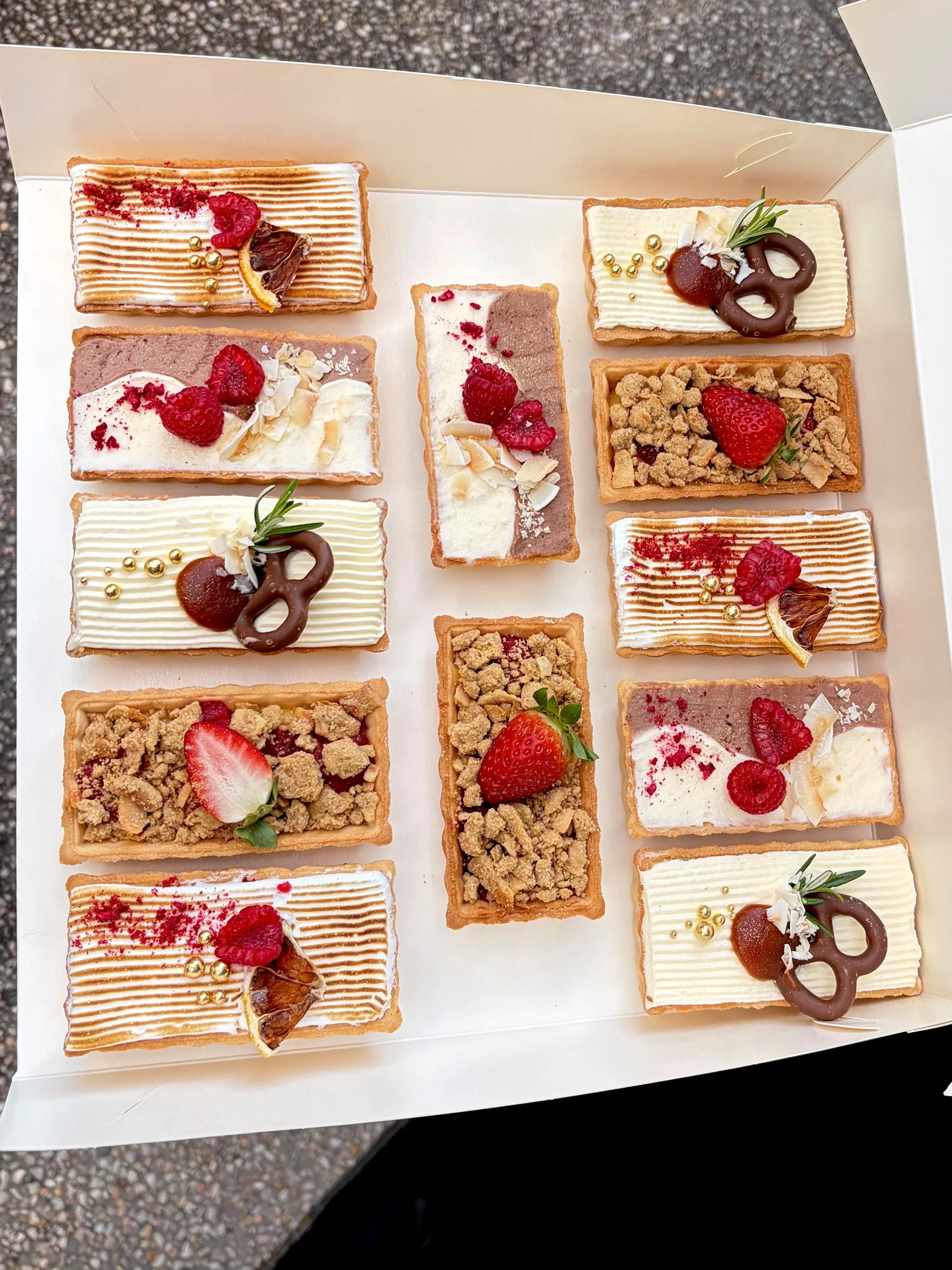 vanillapodspecialtycakes-christmastart-brisbanechristmas-christmascatering-lemontart-cirtustart-festivefood-christmas2026-rhubarbcrumble-glutenfree-glutenfreetart-banoffeepie-neenishtart.jpg