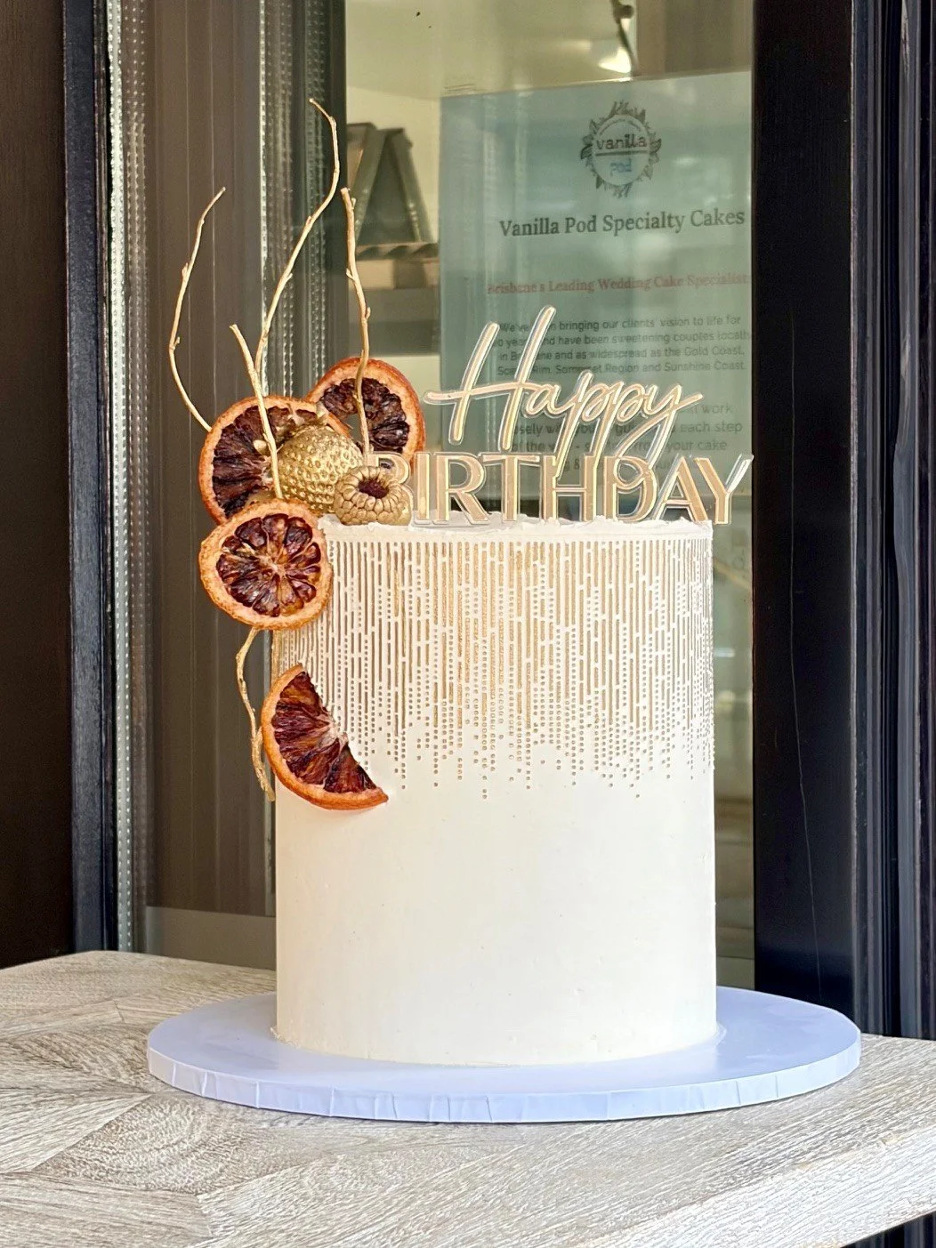 vanillapod-buttercreamcake-vanillapodspecialtycakes-brisbanecakes-whiteluxecake-goldshimmerstencil-theregattahotel-brisbaneparty-brisbanebirthdaycakes.jpg