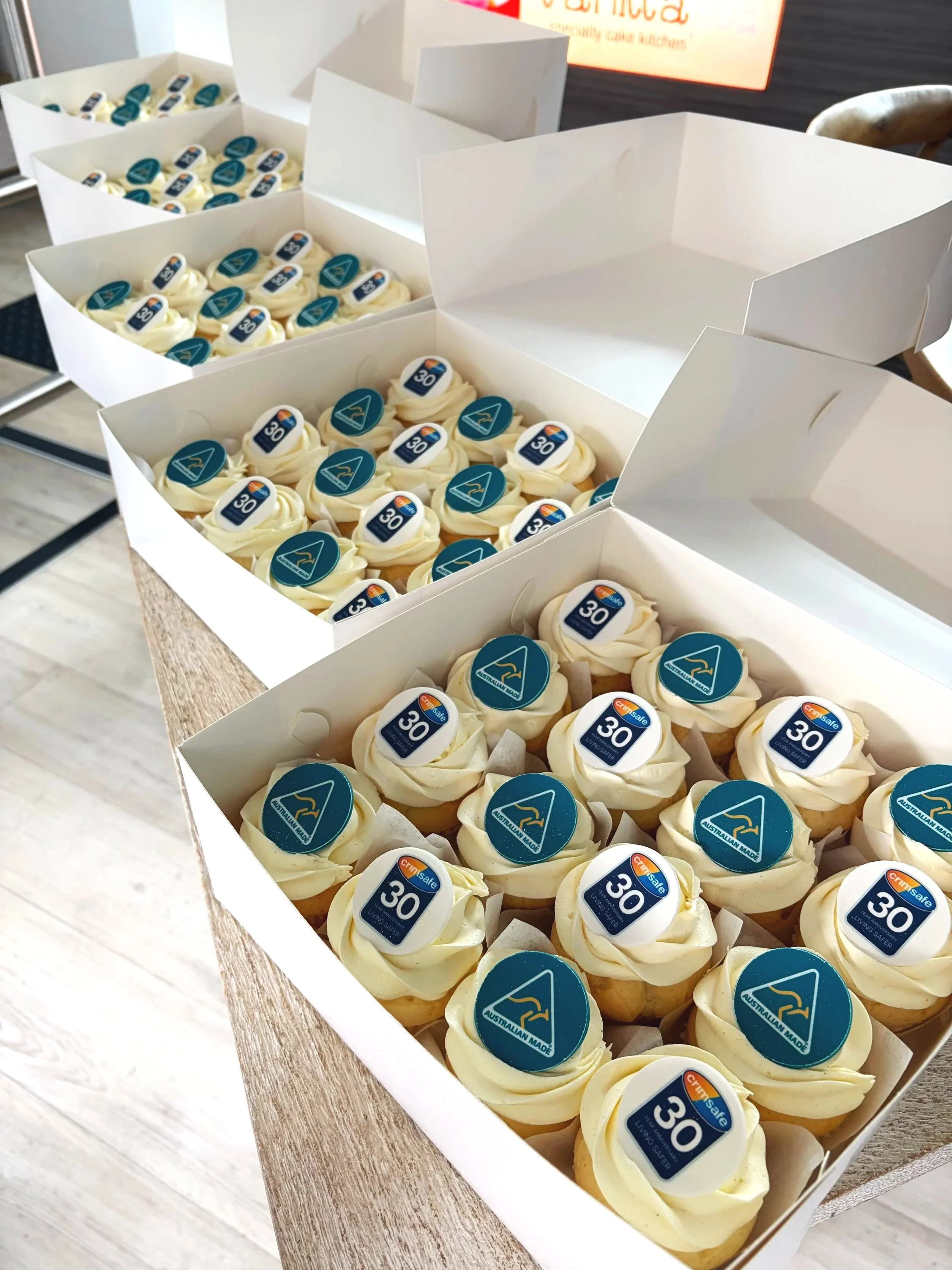 vanillapod-buttercreamcake-vanillapodspecialtycakes-brisbanecupcakes-corporatelogocupcakesbrisbane-corporatecupcakes.jpg.jpg