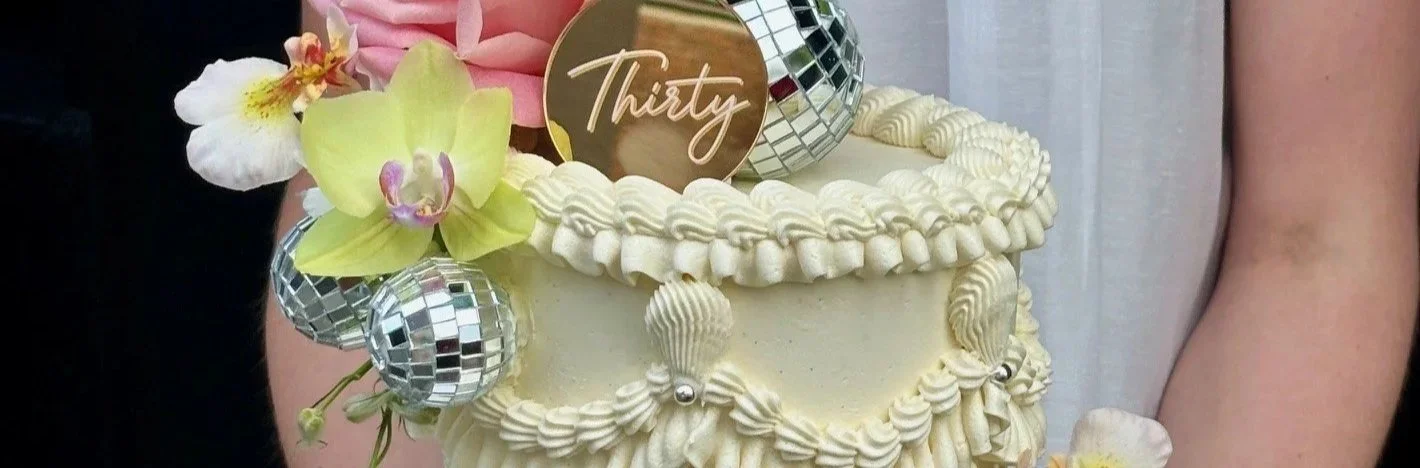 vanillapod-cakesbrisbane-vanillapodspecialtycakes-bakery-bakerybrisbane-whitevintagecake-30thbirthdaycake-vintagediscoballcake-vintagefloralcake.jpg