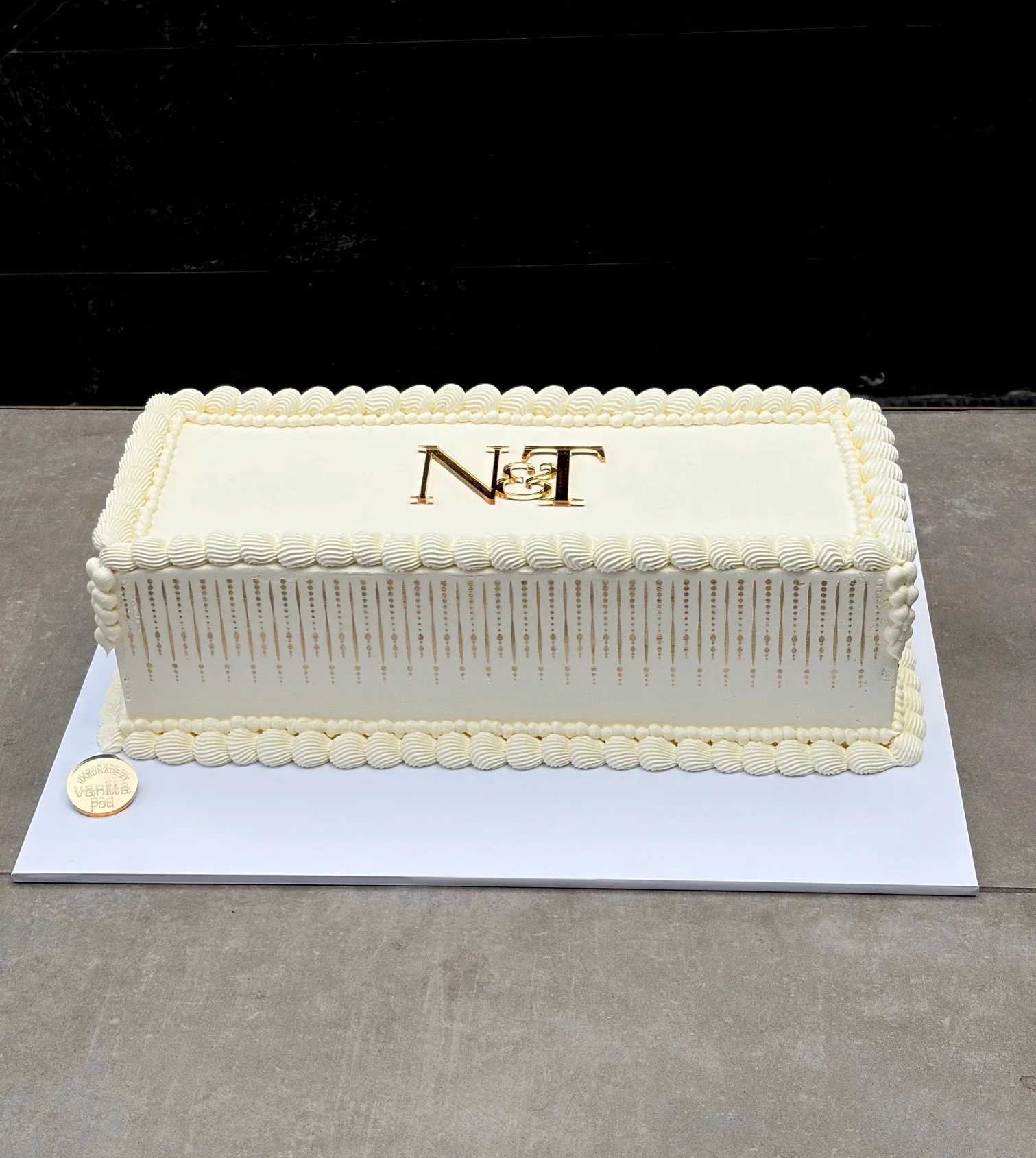 vanillapod-buttercreamcake-vanillapodspecialtycakes-brisbanecakes-brisbanebirthdaycakes-50thcake-weddingcake-rectanglecake-stencilcake-redvelvet-vanillabuttercake.jpg