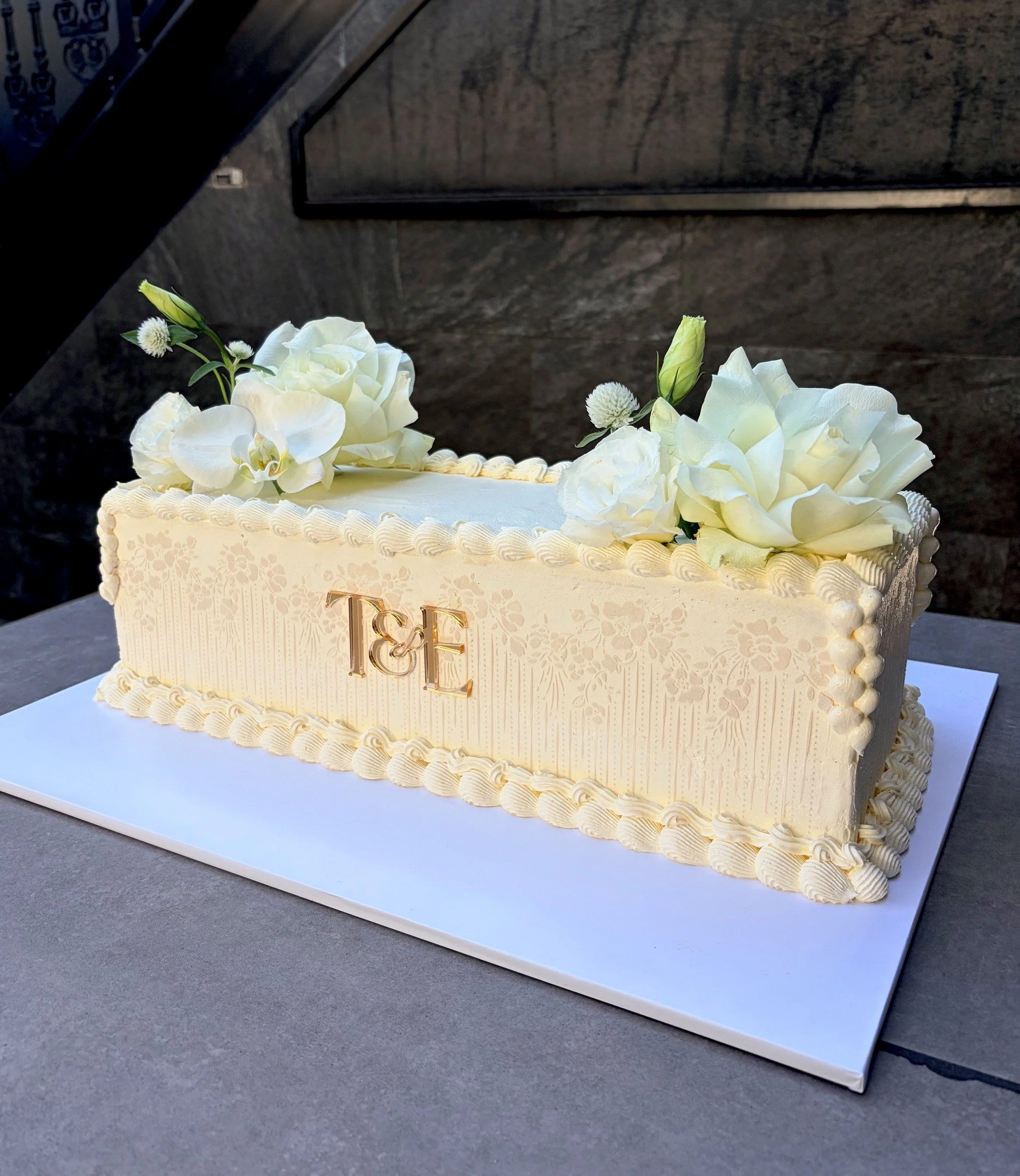 vanillapod-buttercreamcake-vanillapodspecialtycakes-brisbanecakes-brisbanebirthdaycakes-21stcake-floralcake-weddingcake-rectanglecake-vintagecake.jpg