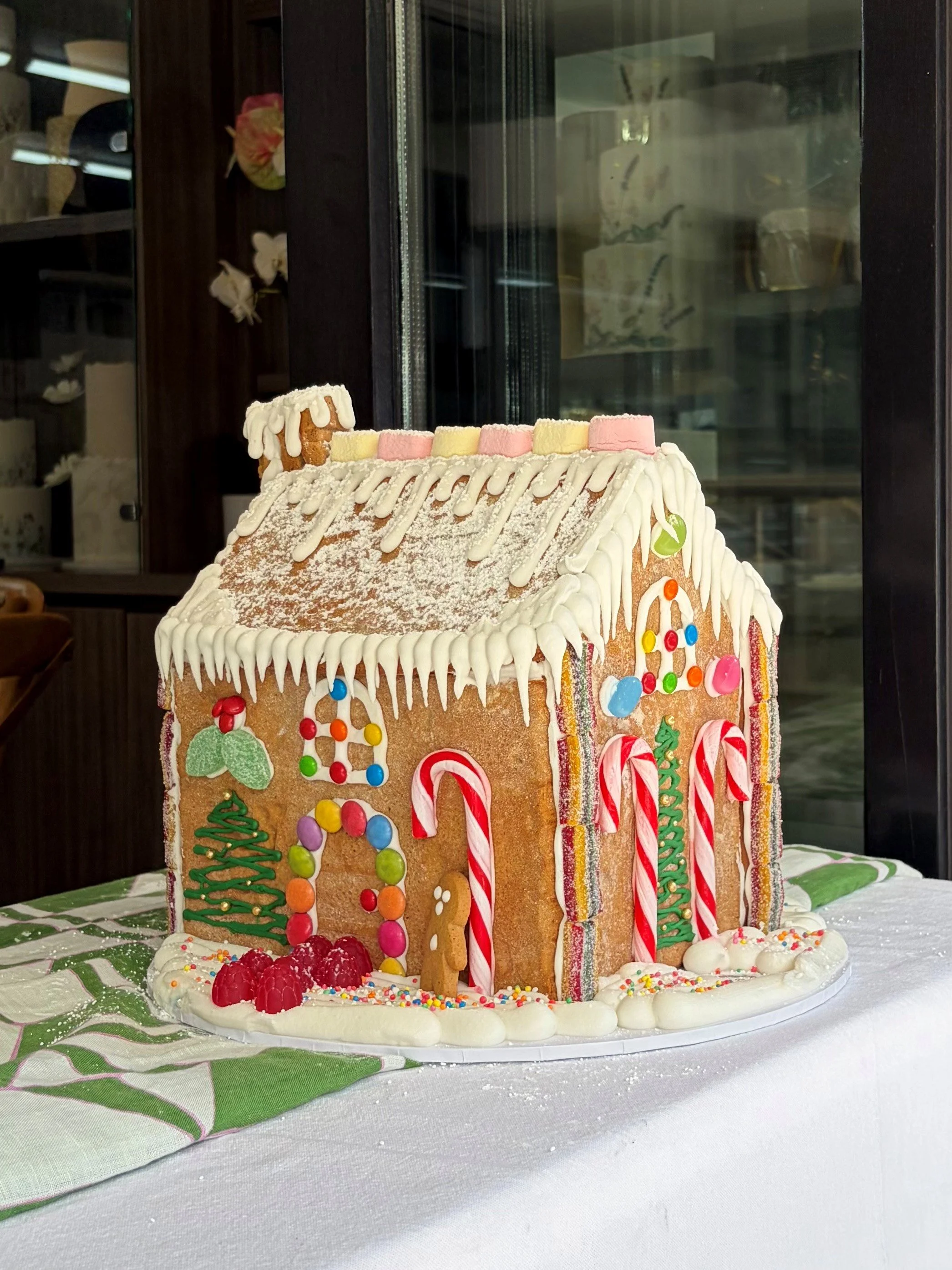 vanillapodspecialtycakest-santasworkshopgingerbreadhouse-gingerbreadhouse-luxurychristmasgift-christmasgift-corporatechristmasgift-glutenfreegingerbreadhouse-santasworkshop.jpg
