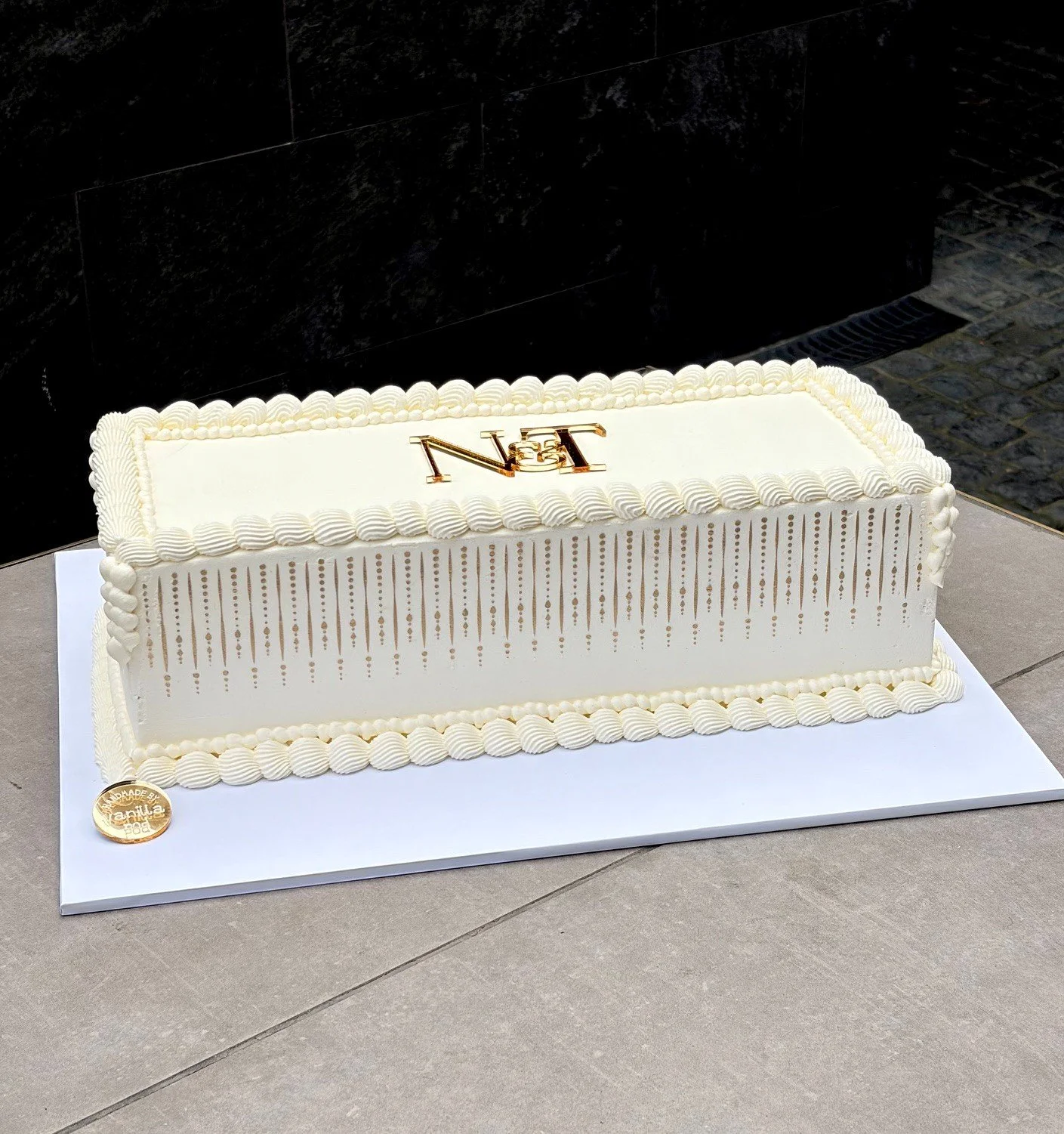 vanillapod-buttercreamcake-vanillapodspecialtycakes-brisbanecakes-weddingcake-rectanglecake-stencilcake-redvelvet-vanillabuttercake-joyasstencil-longrectanglecake-vintagecake.jpg