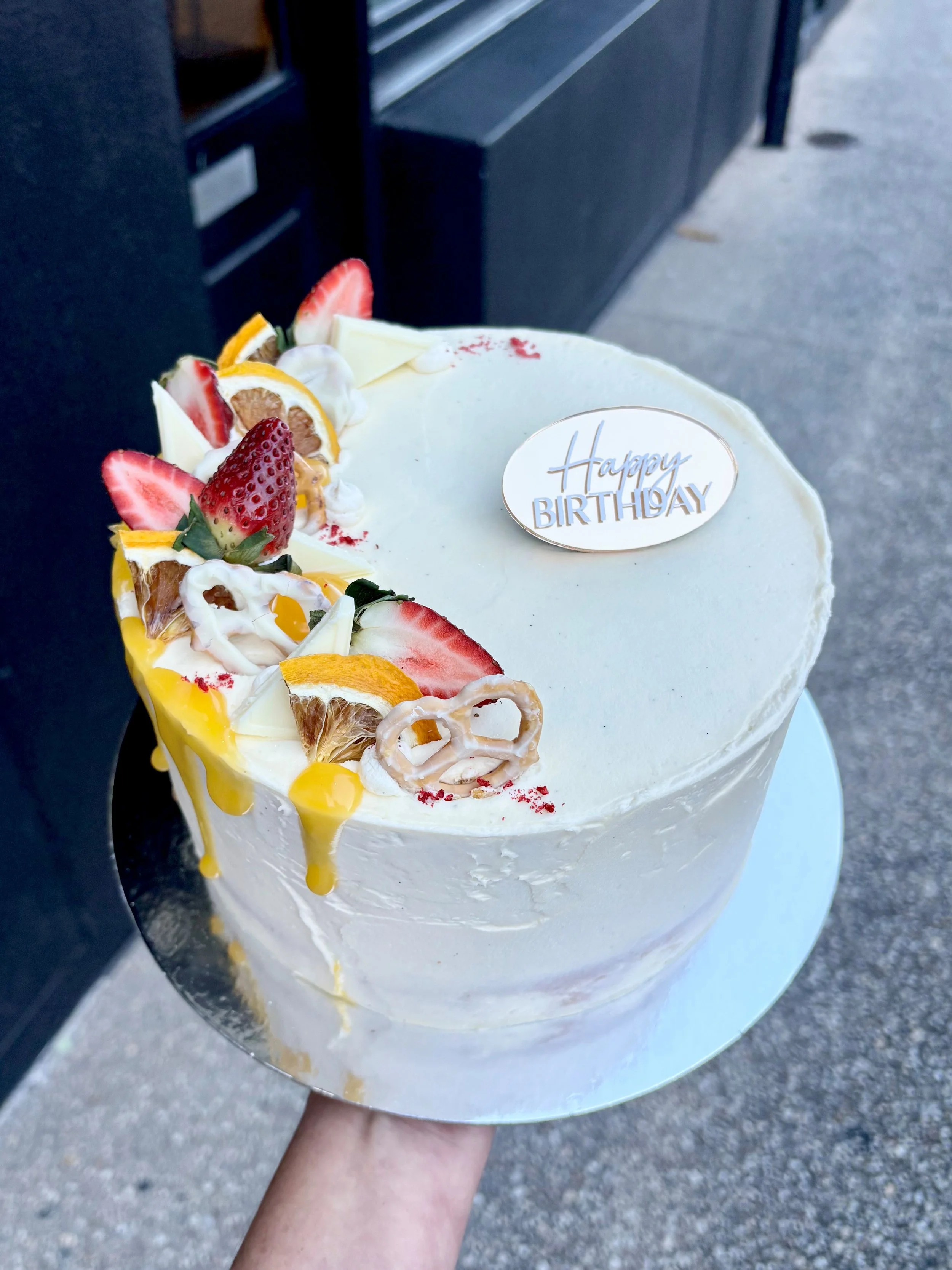 Vanillapod-vanillapodspecialtycakes-brisbanecakes-lemonandstrawberrymousse-birthdaycake-brisbanefoodie-buttercreamcake.jpg