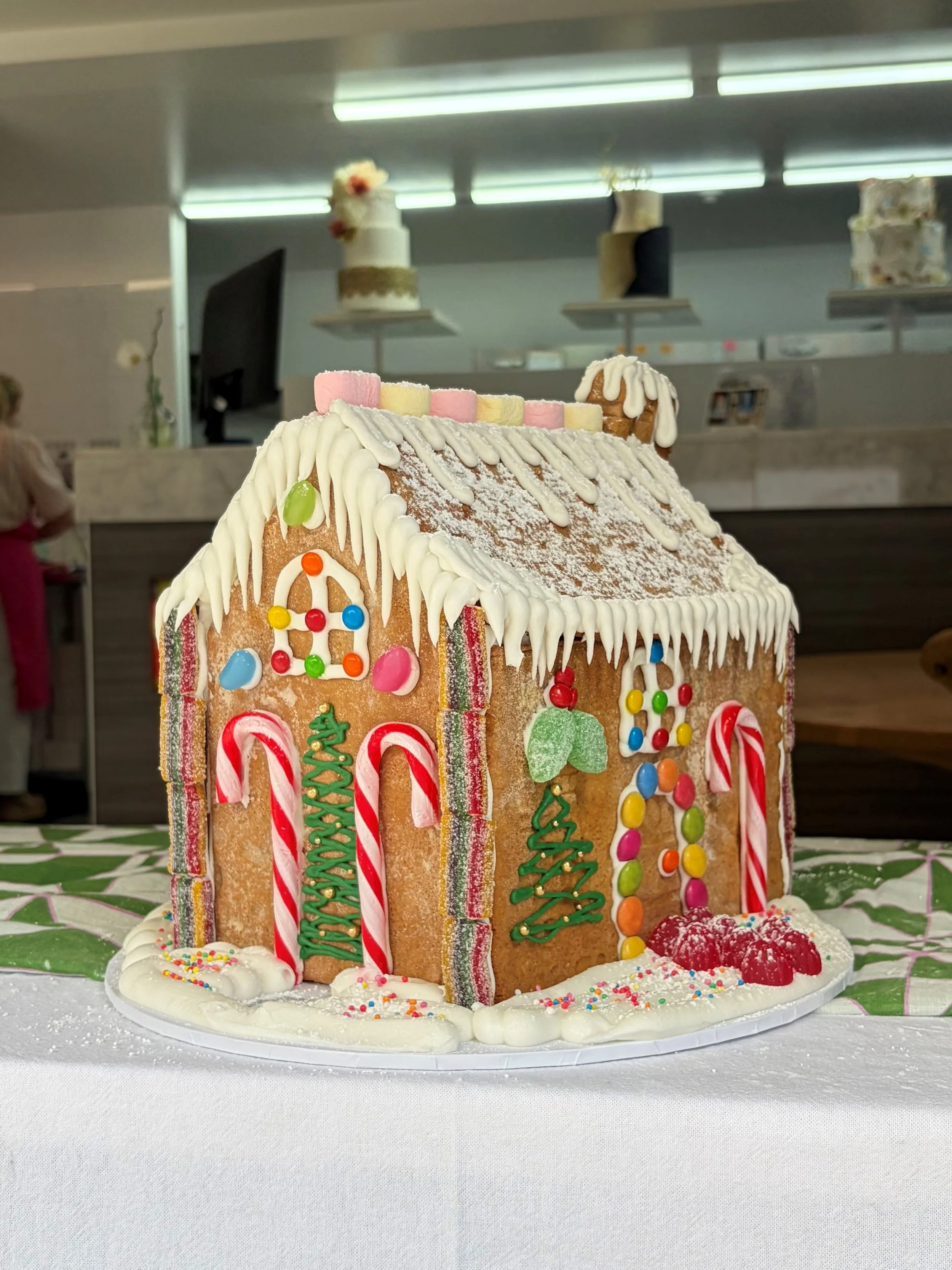vanillapodspecialtycakest-santasworkshopgingerbreadhouse-gingerbreadhouse-luxurychristmasgift-christmasgift-corporatechristmasgift-glutenfreegingerbreadhouse-santasworkshop-1.jpg