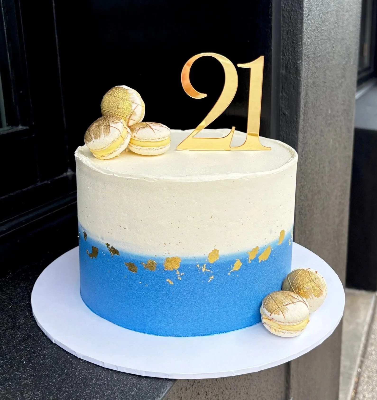 vanillapod-cakesbrisbane-vanillapodspecialtycakes-bakery-bakerybrisbane-Fabulous+Abstract+with+Macaron+Garnish-bespokecake.jpg