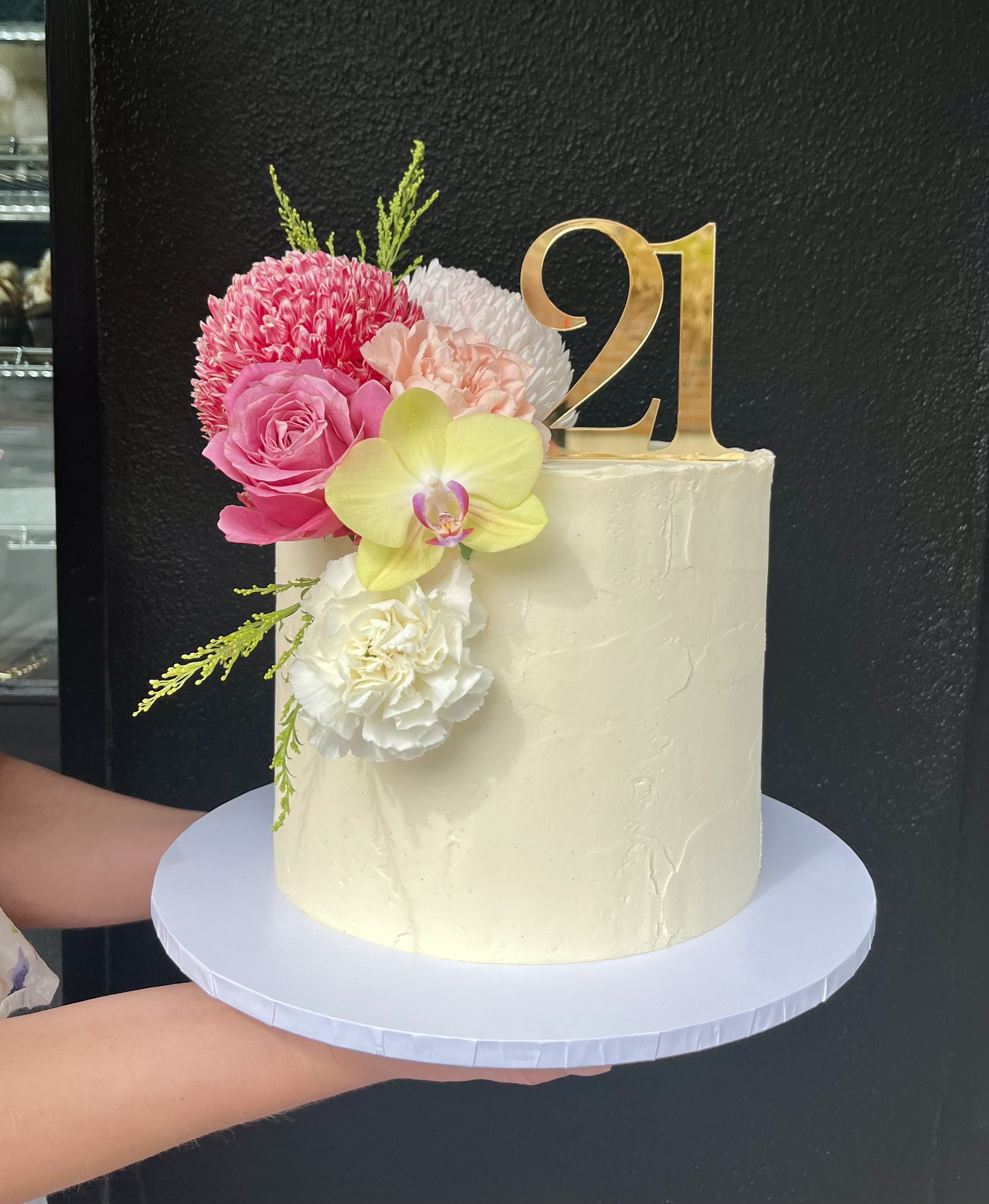 vanillapod-cakesbrisbane-vanillapodspecialtycakes-birthdaycake-bakery-bakerybrisbane-texturedbuttercream-21stbirthdaycake-floralcake-texturedbuttercreamwithflowerscake.jpg.jpeg