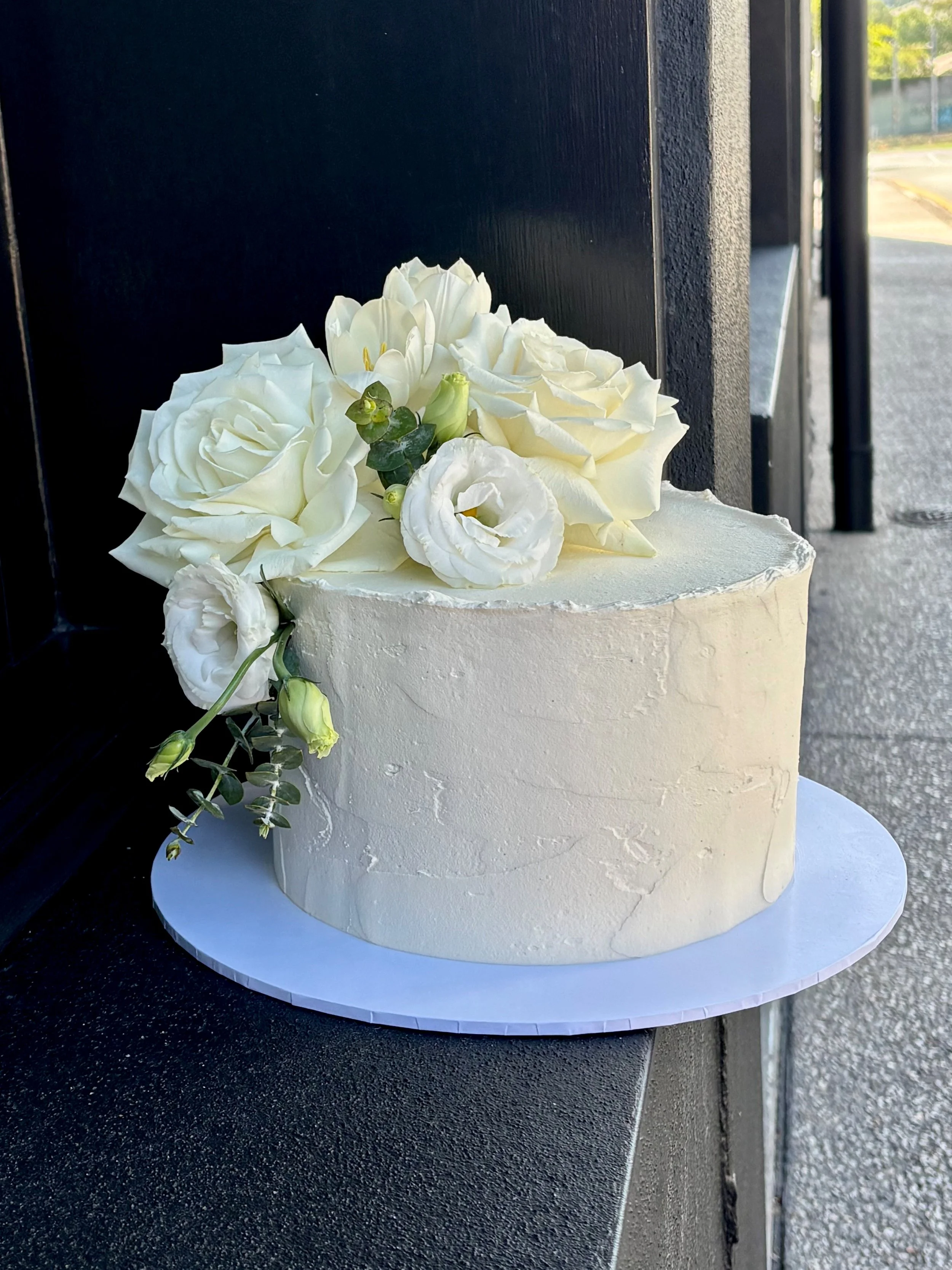 Vanillapod-vanillapodspecialtycakes-brisbanecakes-glutenfreecakes-floralcake-texturedbuttercream-weddingcake.jpg