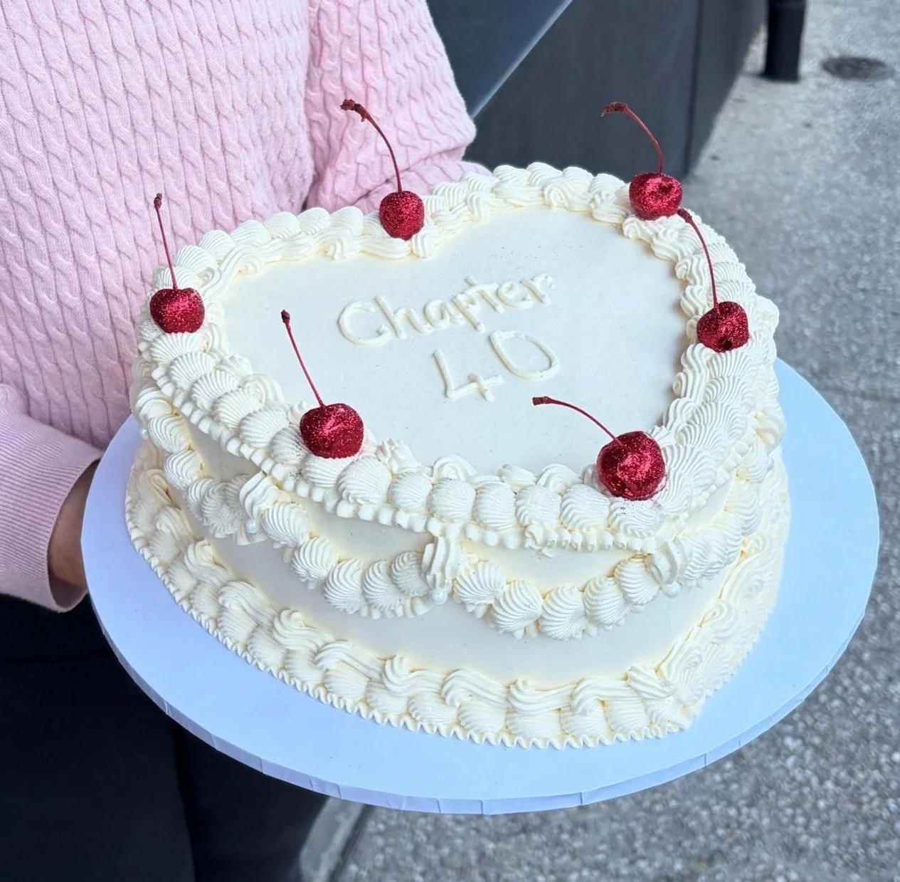vanillapod-buttercreamcake-vanillapodspecialtycakes-brisbanecake-vintageheartcake-vintageheartcakebrisbane-whitevintagecake-40thbirthdaycake.jpg
