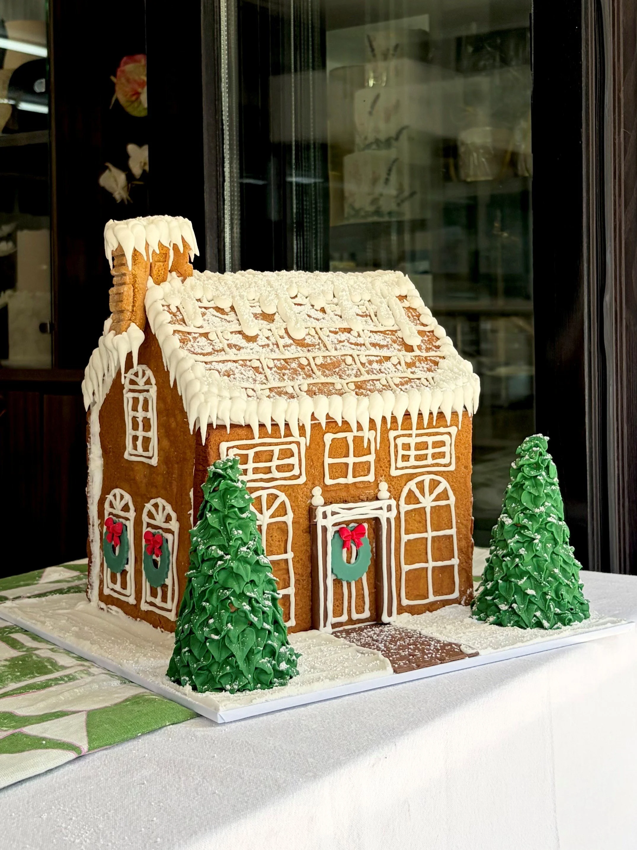 vanillapodspecialtycakes-christmastart-brisbanechristmas-christmascatering-vanillapod-georgiangingerbreadhouse-gingerbreadhouse-luxurychristmasgift-christmasgift-corporatechristmasgift.jpg
