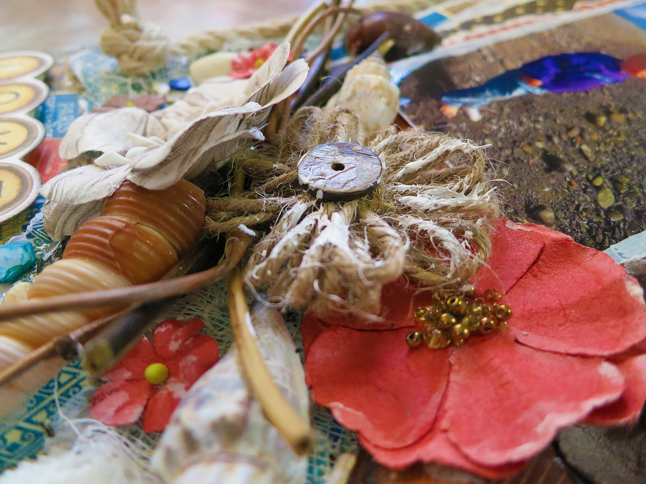 At the bottom left side of the lo I tucked in a little flower and used the Kaisercraft Die Cuts from the Elements Add On "Love". 