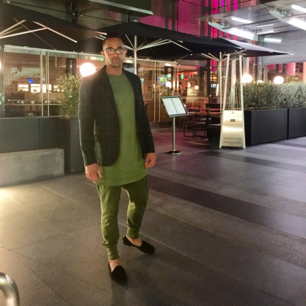 This outfit started as a comfortable traveling outfit without the jacket and my Green ADIDAS on. Then, I turned it to a little more night life adding the jacket and switching to my black mocasines from Zara.com I got the long fitted t-shirt and sweatpants from HM.com .. It was comfortable, but still formal to go out. ******* Este outfit empezó como un cómodo outfit para viajar sin el blazer y con mi ADIDAS verdes. Luego, lo trasformé en un outfit mas formal agregado el blazer y mis mocasines negros que compre en Zara.com. Las demás piezas la pueden encontrar en HM.com. Fue un outfit cómodo, pero todavía formal para salir.