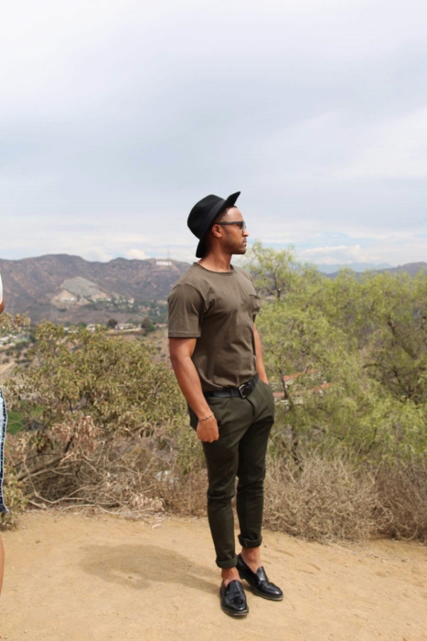 I totally pictured this photo differently in my head LOL... The Hollywood Sign in the back and the hills. Well not as planned, but the outfit is on point !! Try this out guys!!! Just have fun in the closet.. ***** Me imagine esta foto totalmente diferente. El letrero de Hollywood detrás y las colinas. Bueno no salió exactamente como quería, pero el outfit sale perfecto. Traten esta técnica chicos, Diviértanse en su propio closet..