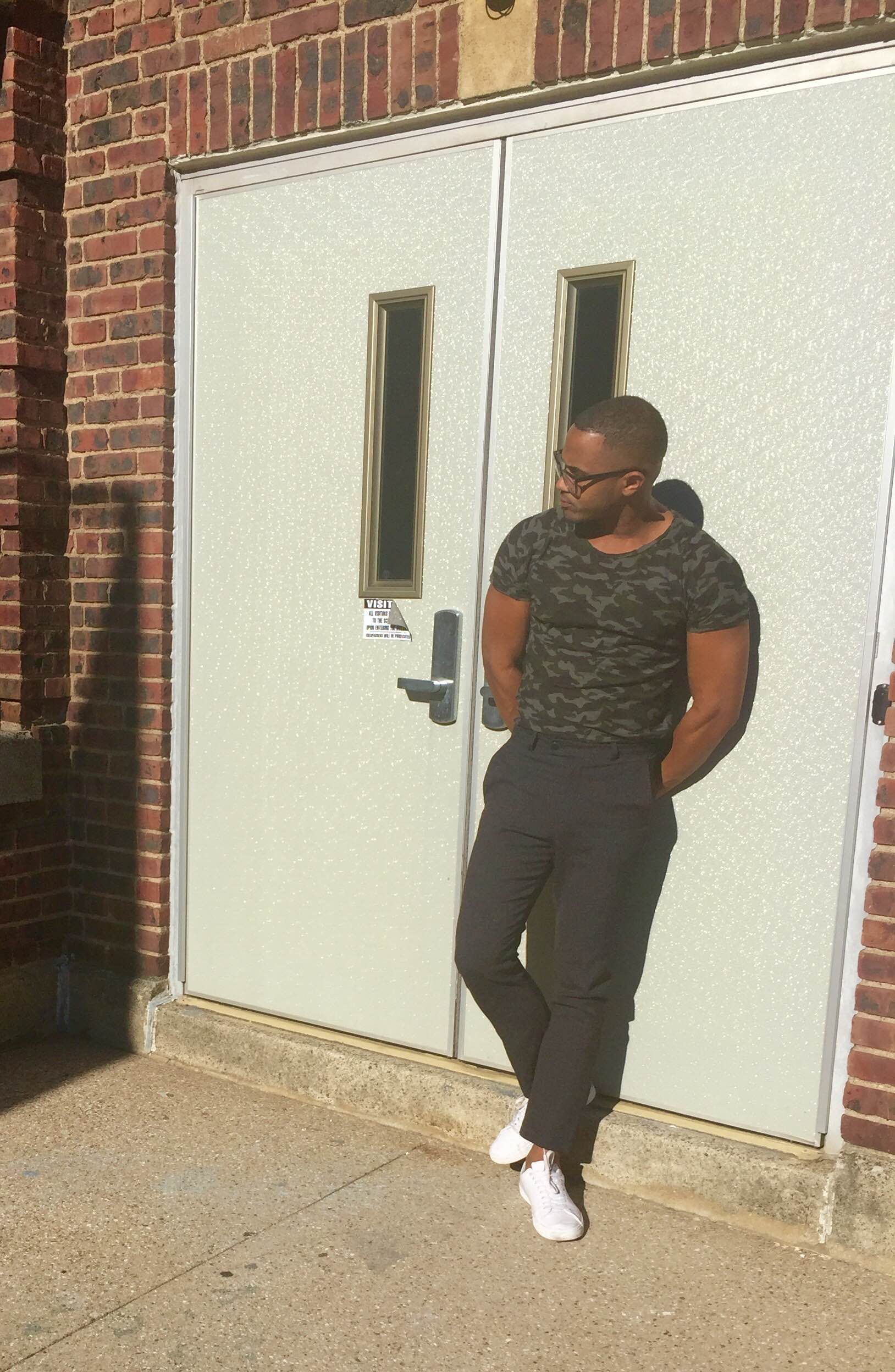 I like to call this my sexy outfit. I feel the fit of the pants and t-shirt is just right for my body. (Yeah Guys, we can also show our goods to the ladies/partners and be humble about it lol) I pick the color gray for the pants, and this short sleeves camo t-shirt from Zara.com. It is a casual and still trendy outfit. ***** Me gusta llamar este outfit, mi outfit sexy. Siento que ajustado de los pantalones y la camiseta enseñan mi cuerpo excelentemente. ( Si chicos, nosotros también podemos mostrar nuestros atributos de una forma humilde) Escojí el color gris para los pantalones y la camiseta color camuflaje. Es un outfit casual, pero muy de tendencia. 