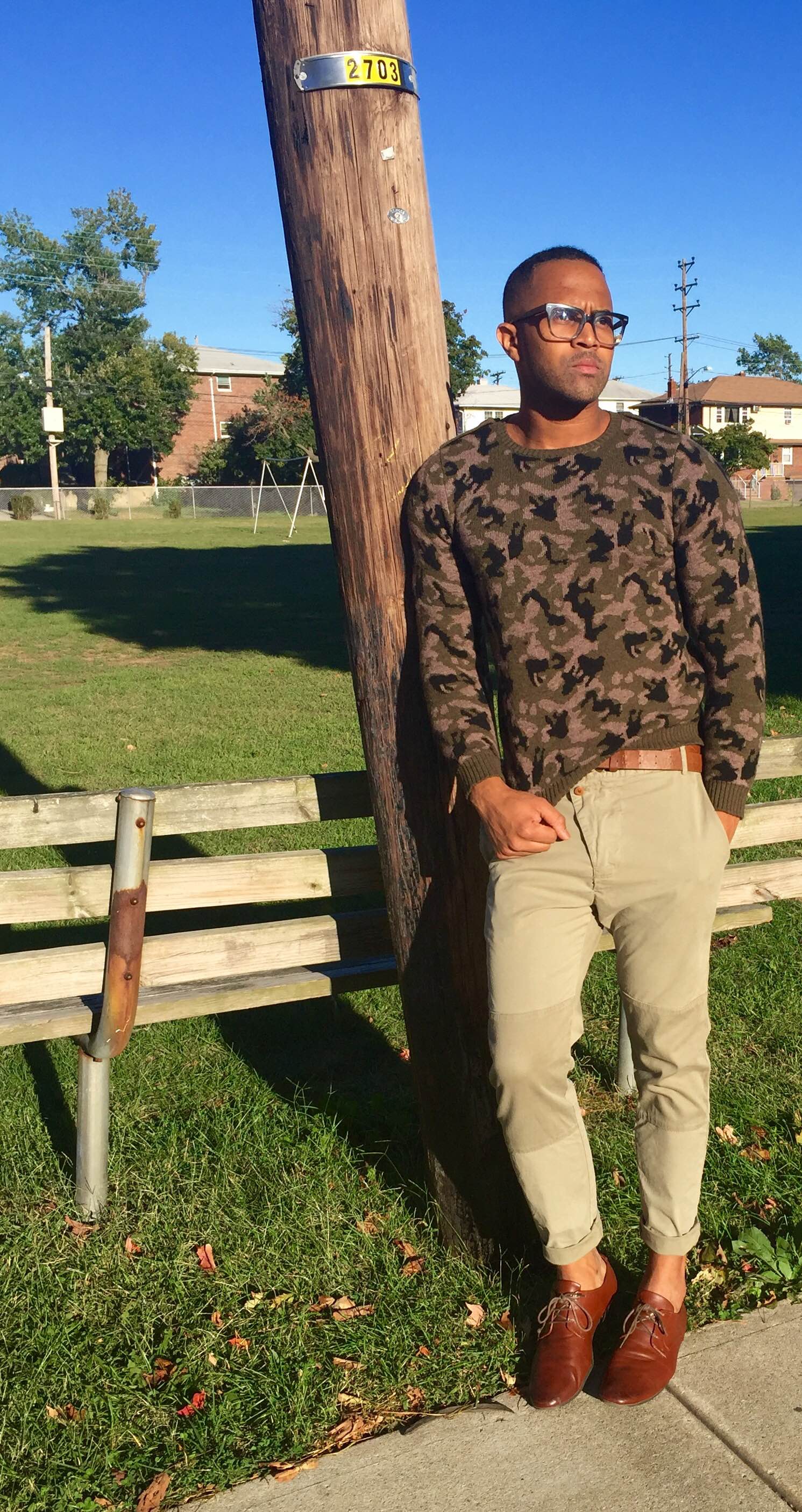 I found this awesome camo sweater I got as gift not long ago. The fall season has its gloomy and cold days, so you still want to be in style while going for a warmer attire. ***** Encontre esta sweater de color camuflaje que recibí como regalo hace poco. El otoño tiene sus días fríos y nublados, y tu tienes que todavía mantener tu estilo con un outfit mas abrigado. 