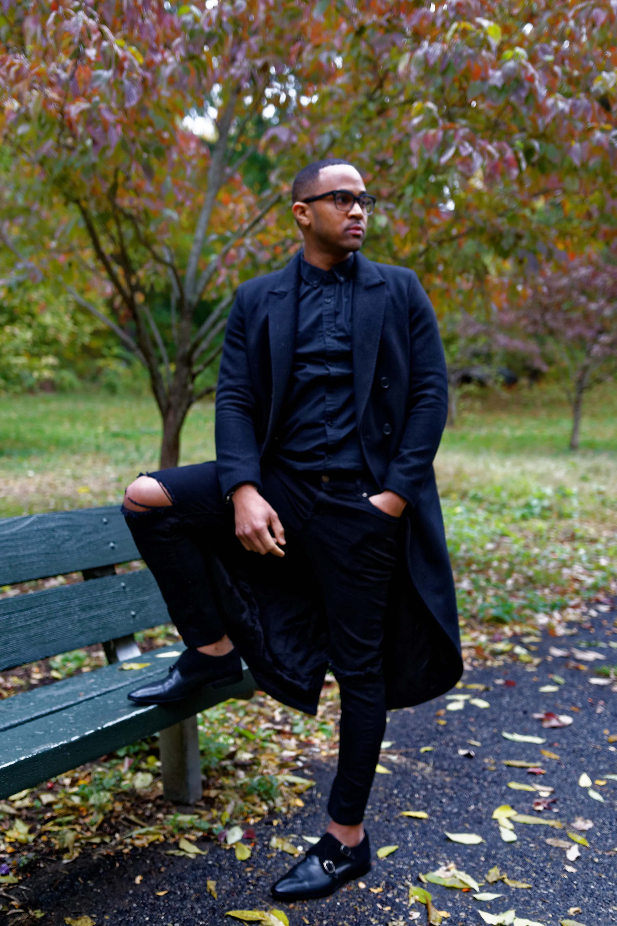 All Black Outfit Make a bold statement using the iconic all black outfit. A gentleman wearing all black is still intriguing, but it also offers the right amount of elegant seriousness. The following accessories will help you take your outfits to the next level.