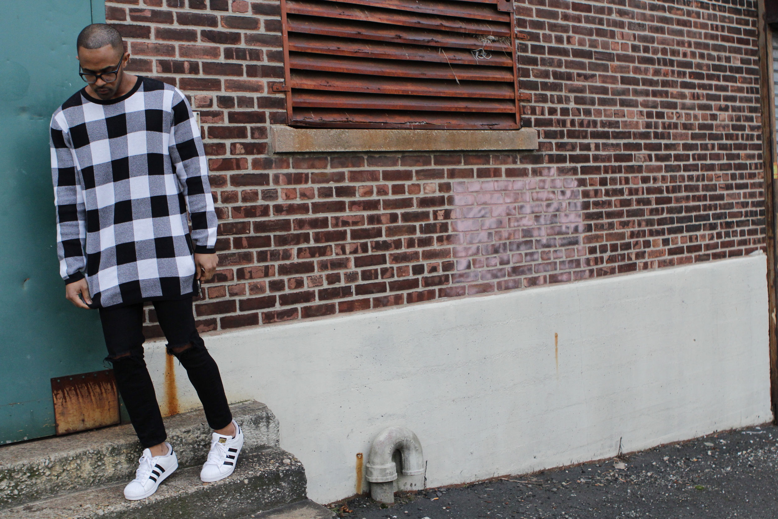 Oversized Check Sweater with black Skinny Jeans. I love how my Adidas complement the outfit.. Esta Sweater de gran Tamaño con jeans ajustados. Me encanta como mis Adidas complentan este outfit.