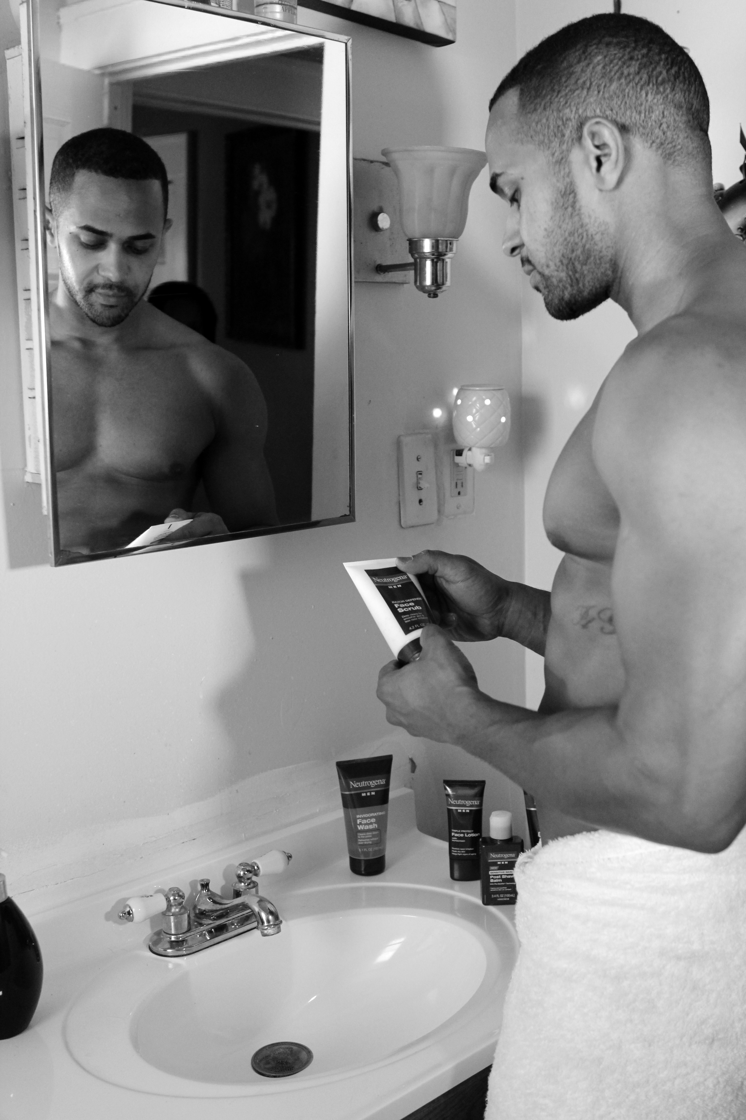 Neutrogena Men Invigorating Face Wash leaves skin feeling invigorating and fresh for hours. Neutrogena Men Invigorating face Wash deja la piel vigorizante y fresca por horas.