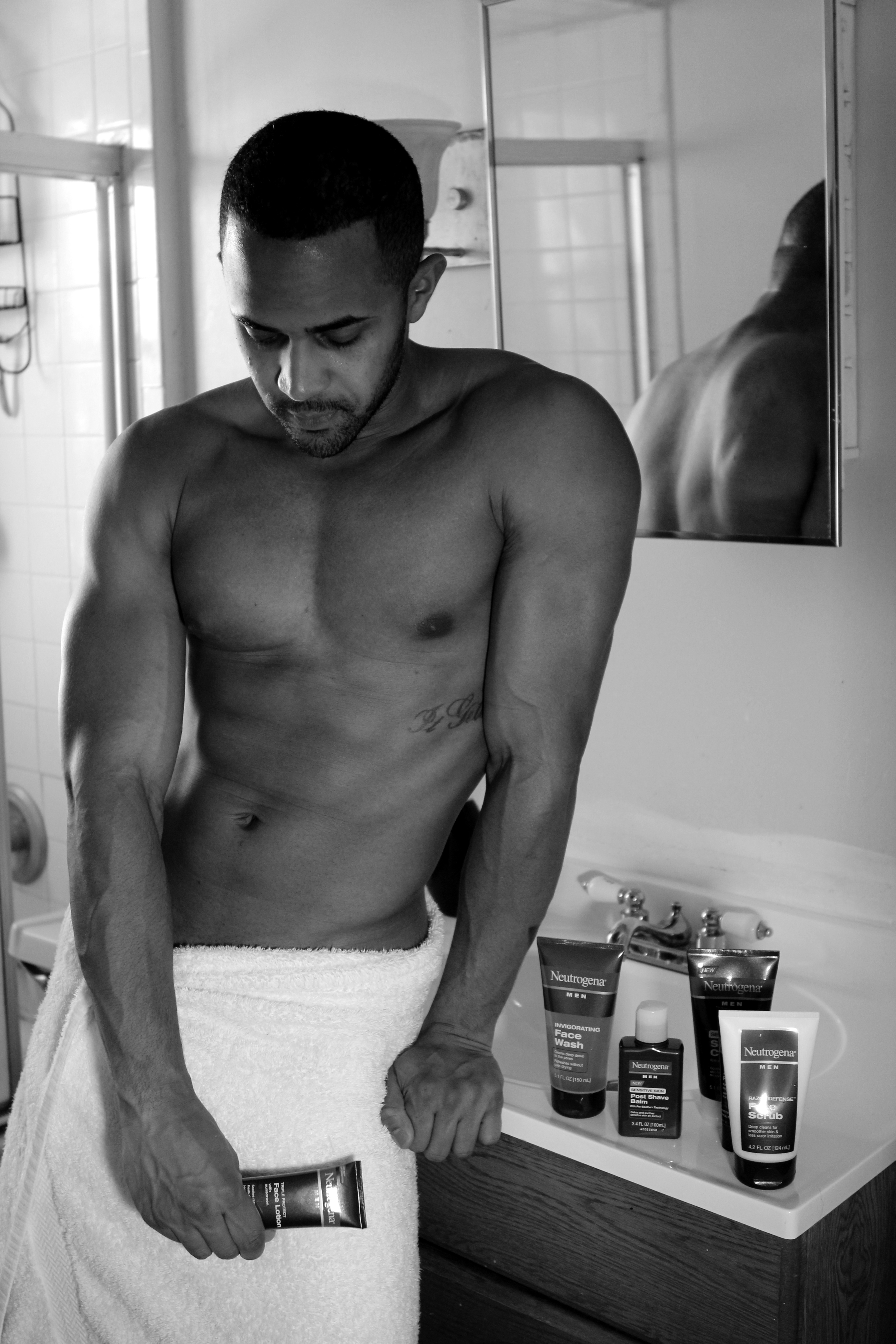 Neutrogena Men Sensitive Skin Line. The ultimate protection against razor irritation for sensitive skin. Neutrogena Men Sensitive Skin Line. La ultima proteccion en contra de la irritazion causada por la razuradora en piel sensible. 
