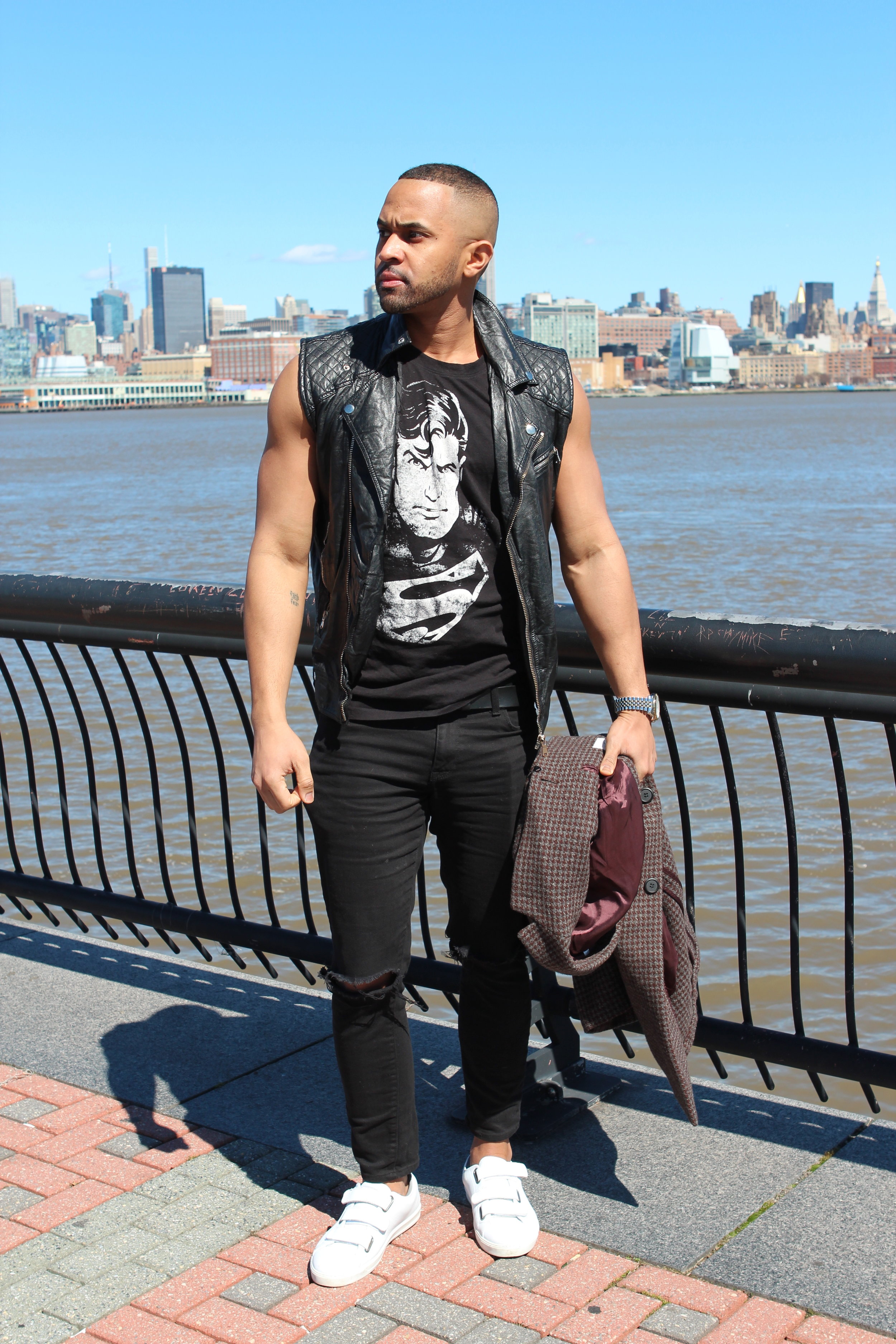 Cartoons Graphic Tee.. Style this with stronger pieces, like this leather jacket, in order to take the childish look away. Camisetas con Munequitos. Viste este tipo de camiseta con piezas fuertes, como este jacket de cuero, para disminuir el look tan joven.