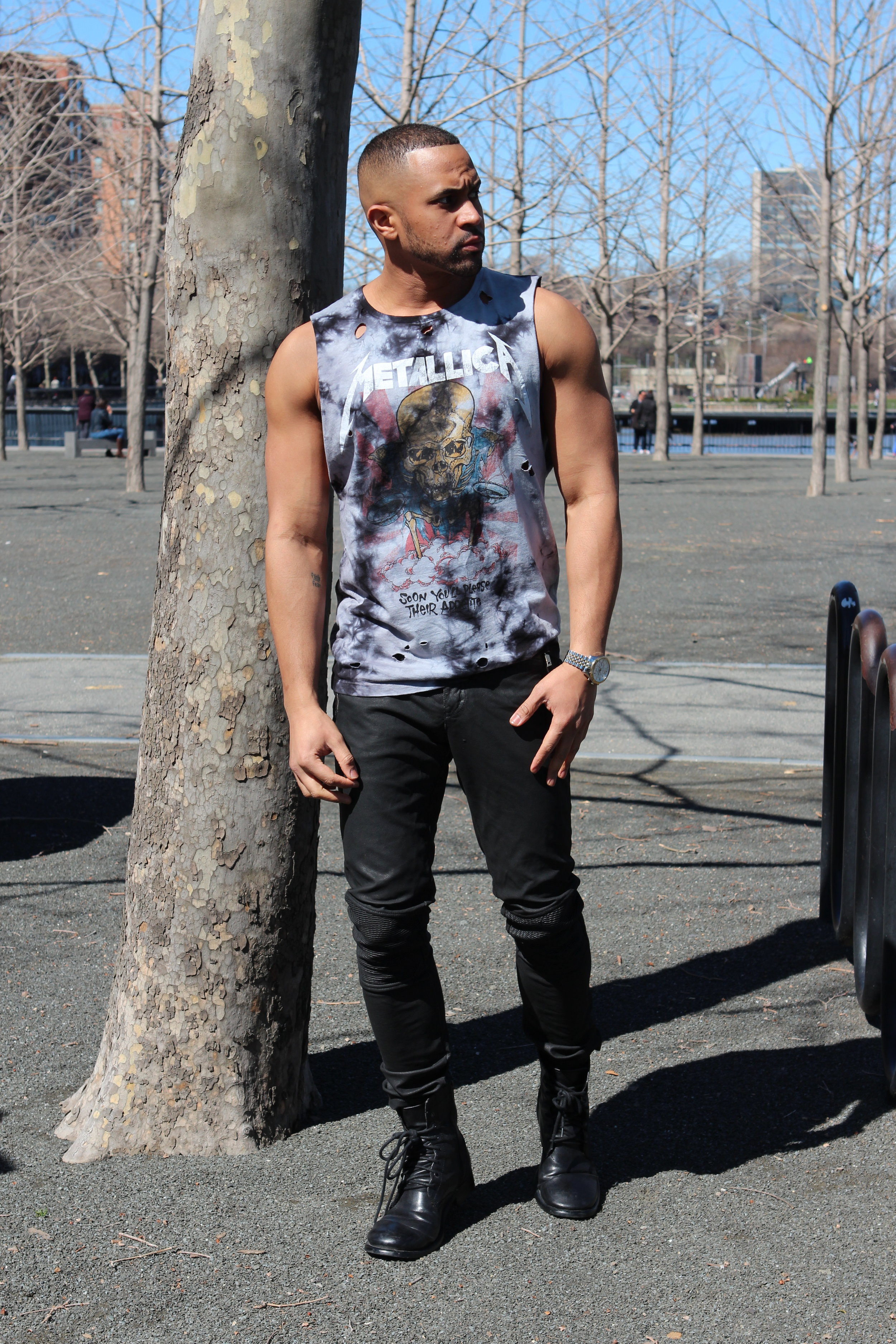 A Band Graphic tee can be used to go to a concert. If you don't wear it culture comfortably, you might look a little not in tune. lol A Metallica tee that i styled all the way punk and rock... Una camiseta de grupos puede ser usada para un concierto. Si no la usas comodamente a su cultura, te puede ver un poco fuera de onda. Esta camiserta del grupo Metallica la vesti en una forma Rock y Punk 
